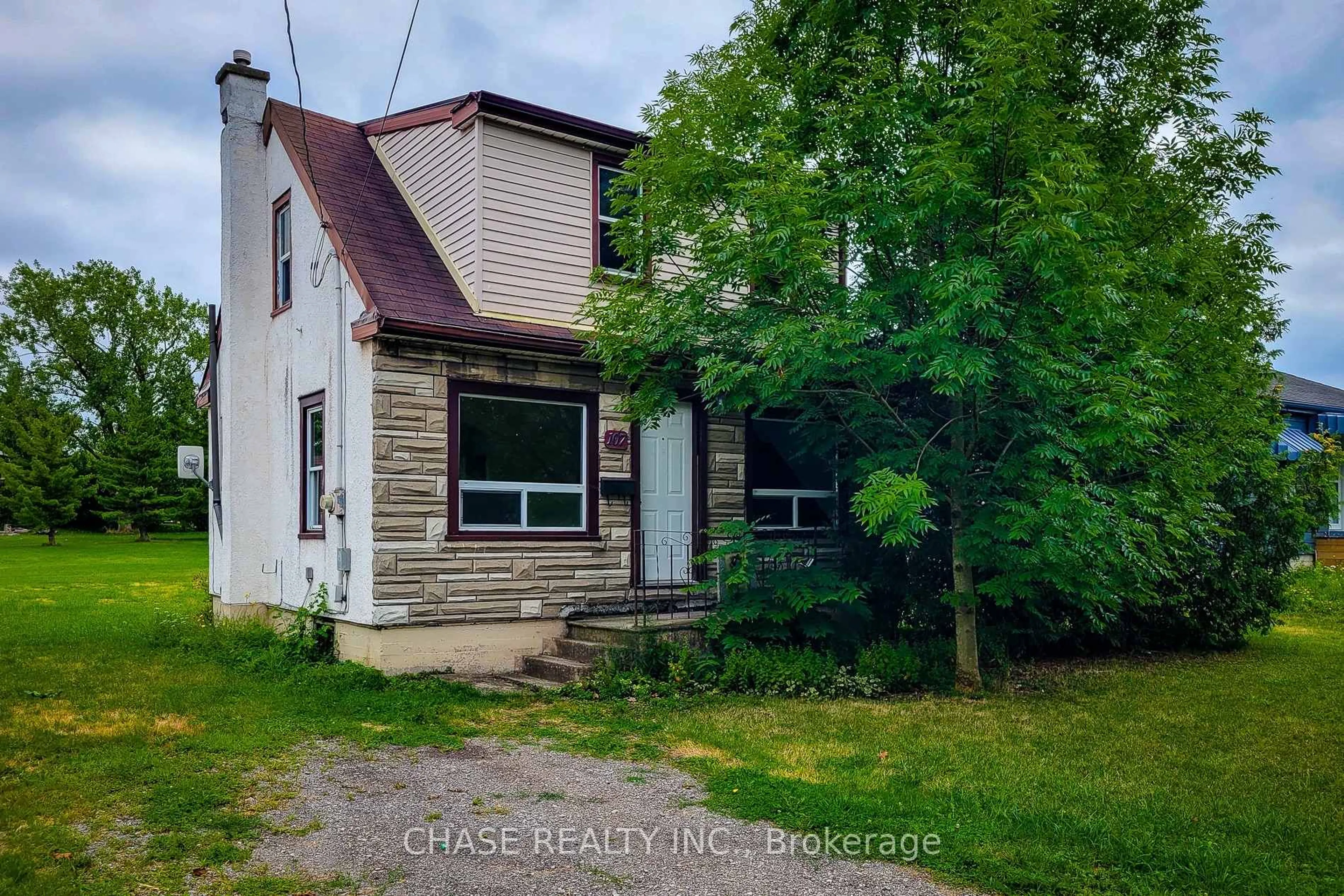 A pic from outside/outdoor area/front of a property/back of a property/a pic from drone, street for 107 Saint George St, Welland Ontario L3C 5N5