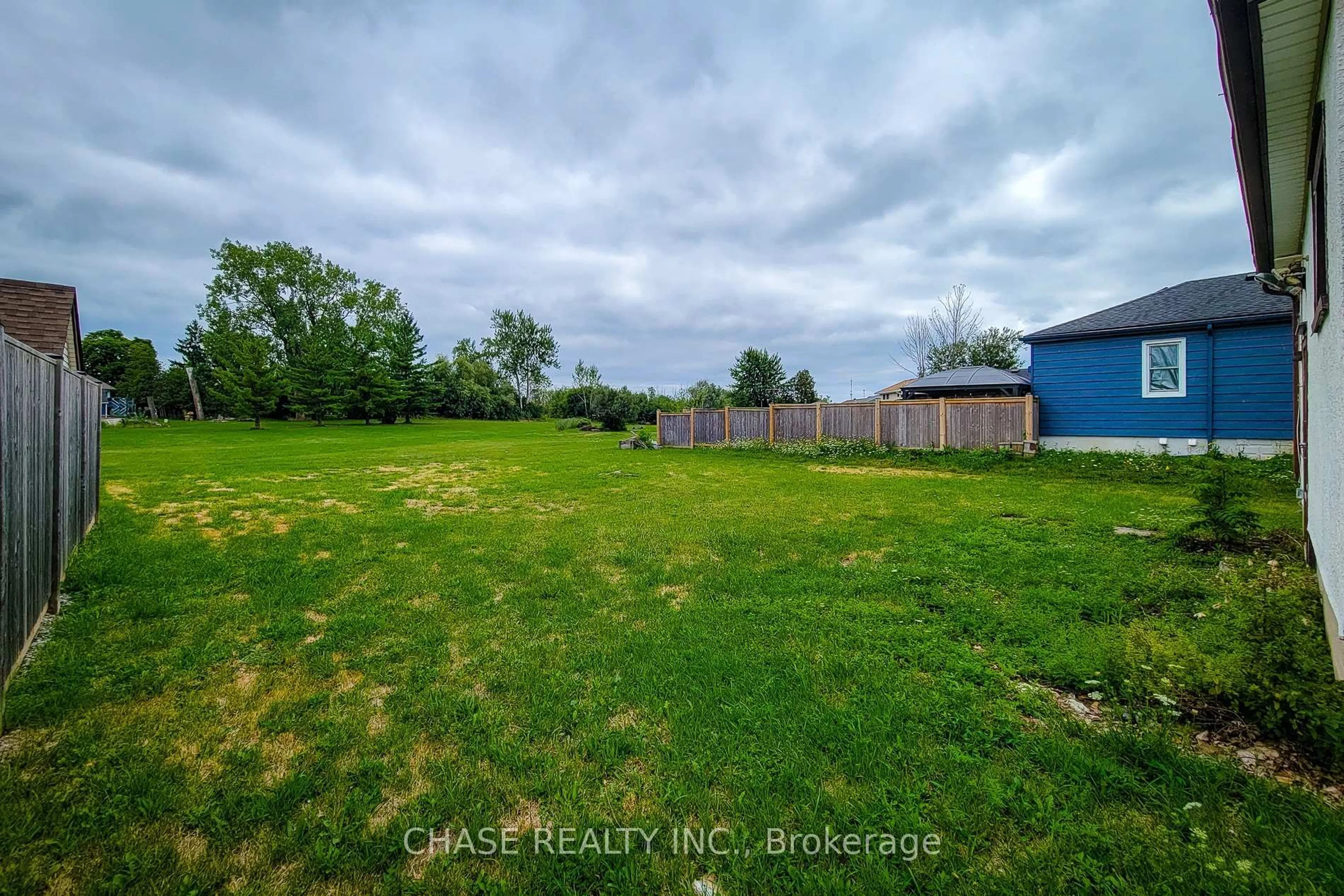 A pic from outside/outdoor area/front of a property/back of a property/a pic from drone, water/lake/river/ocean view for 107 Saint George St, Welland Ontario L3C 5N5
