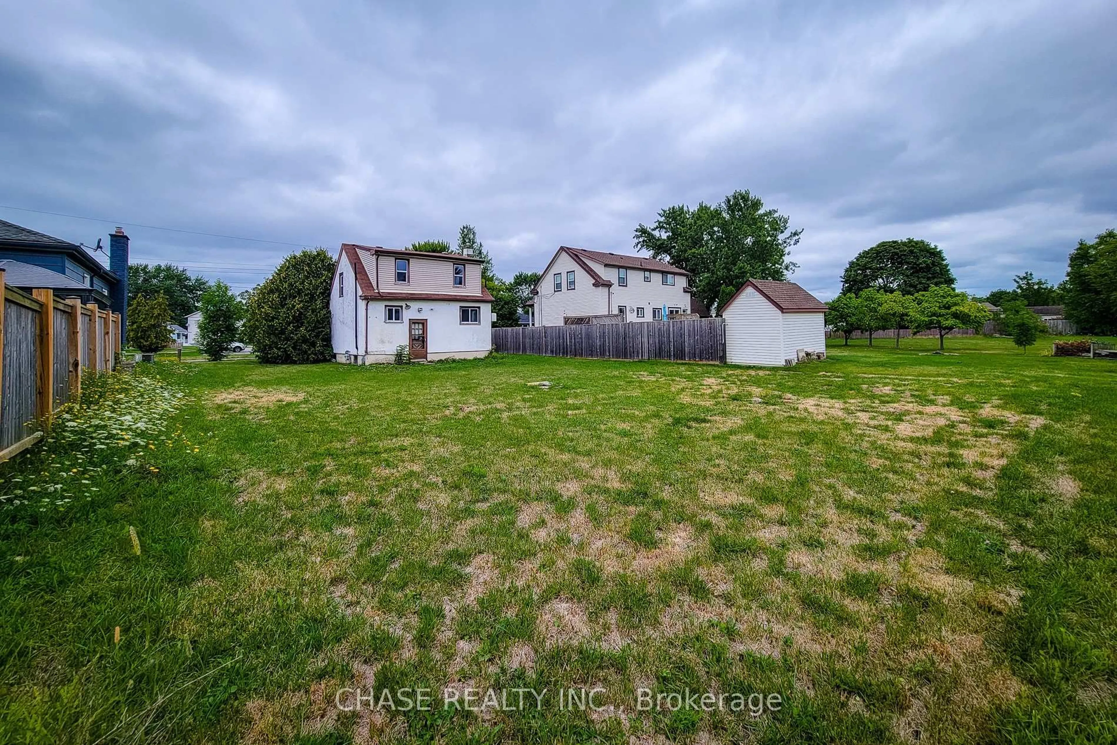 A pic from outside/outdoor area/front of a property/back of a property/a pic from drone, street for 107 Saint George St, Welland Ontario L3C 5N5