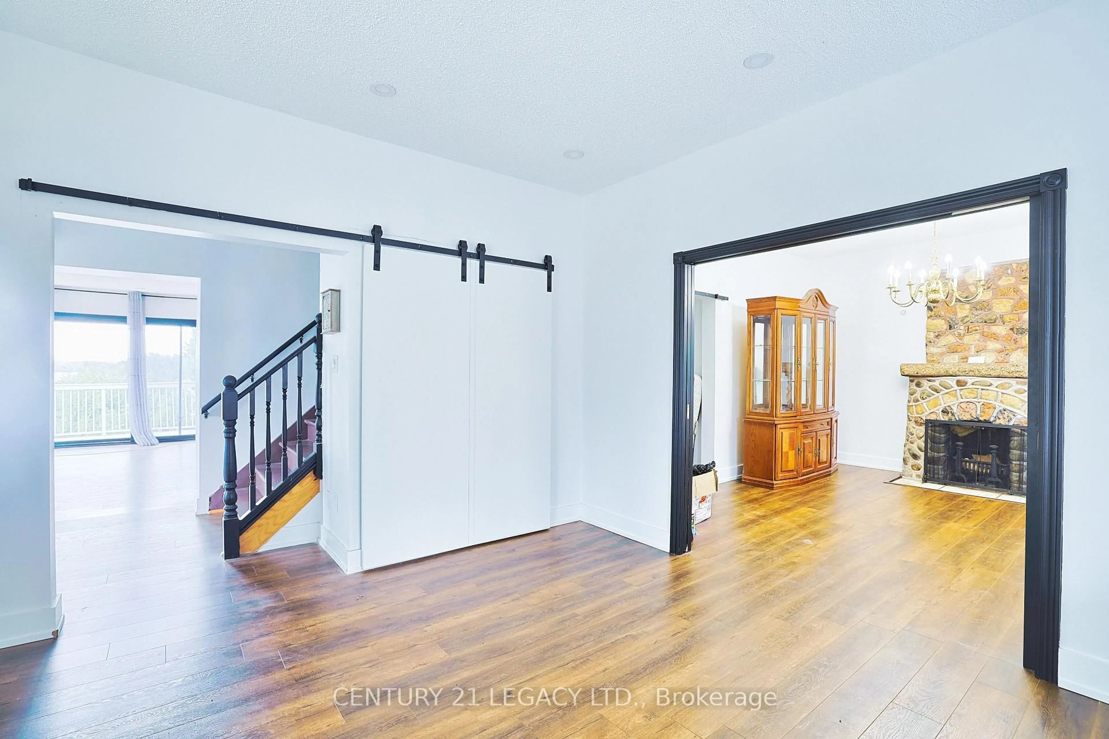 Indoor entryway for 23 Lansdowne St, Huntsville Ontario P1H 1W1