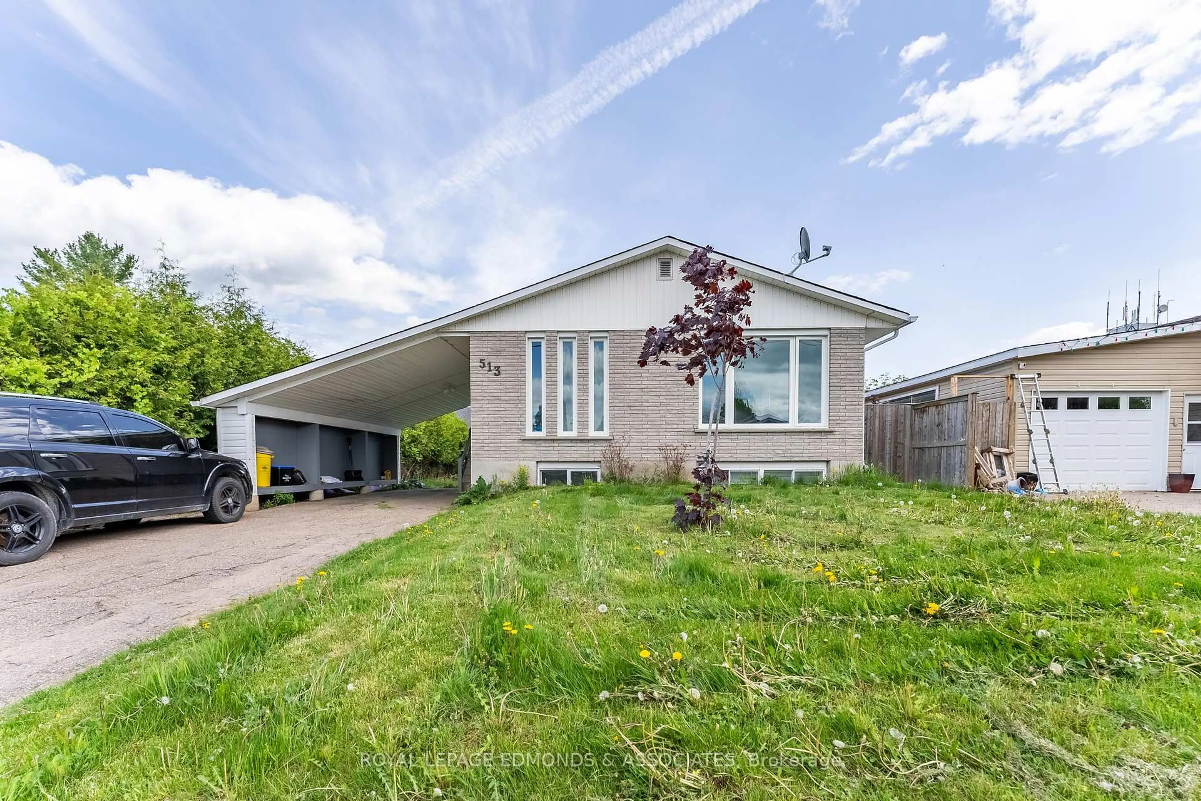 Home with vinyl exterior material, street for 513 BROADVIEW Dr, Pembroke Ontario K8A 7W2