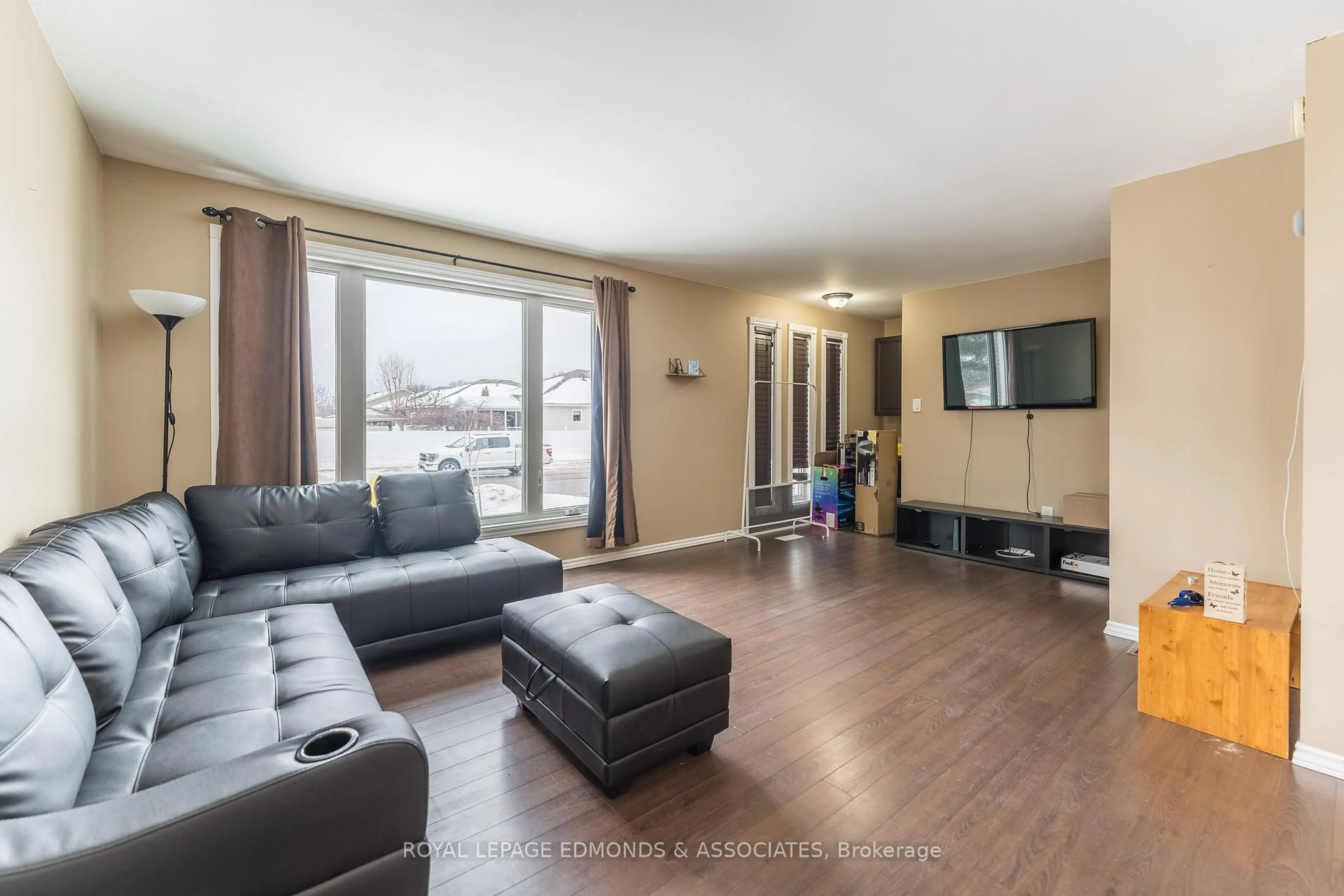 Living room with furniture, wood/laminate floor for 513 BROADVIEW Dr, Pembroke Ontario K8A 7W2