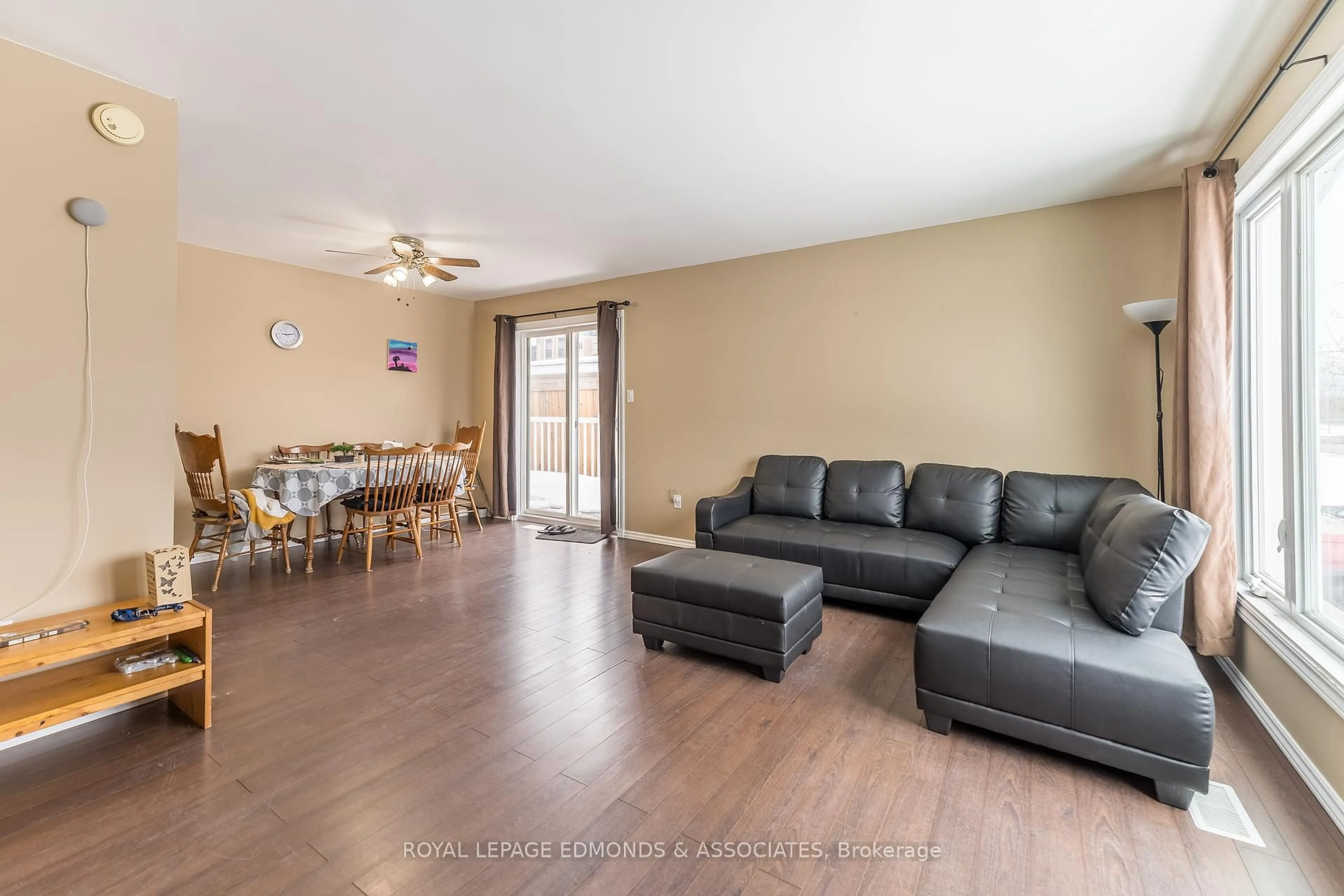 Living room with furniture, unknown for 513 BROADVIEW Dr, Pembroke Ontario K8A 7W2