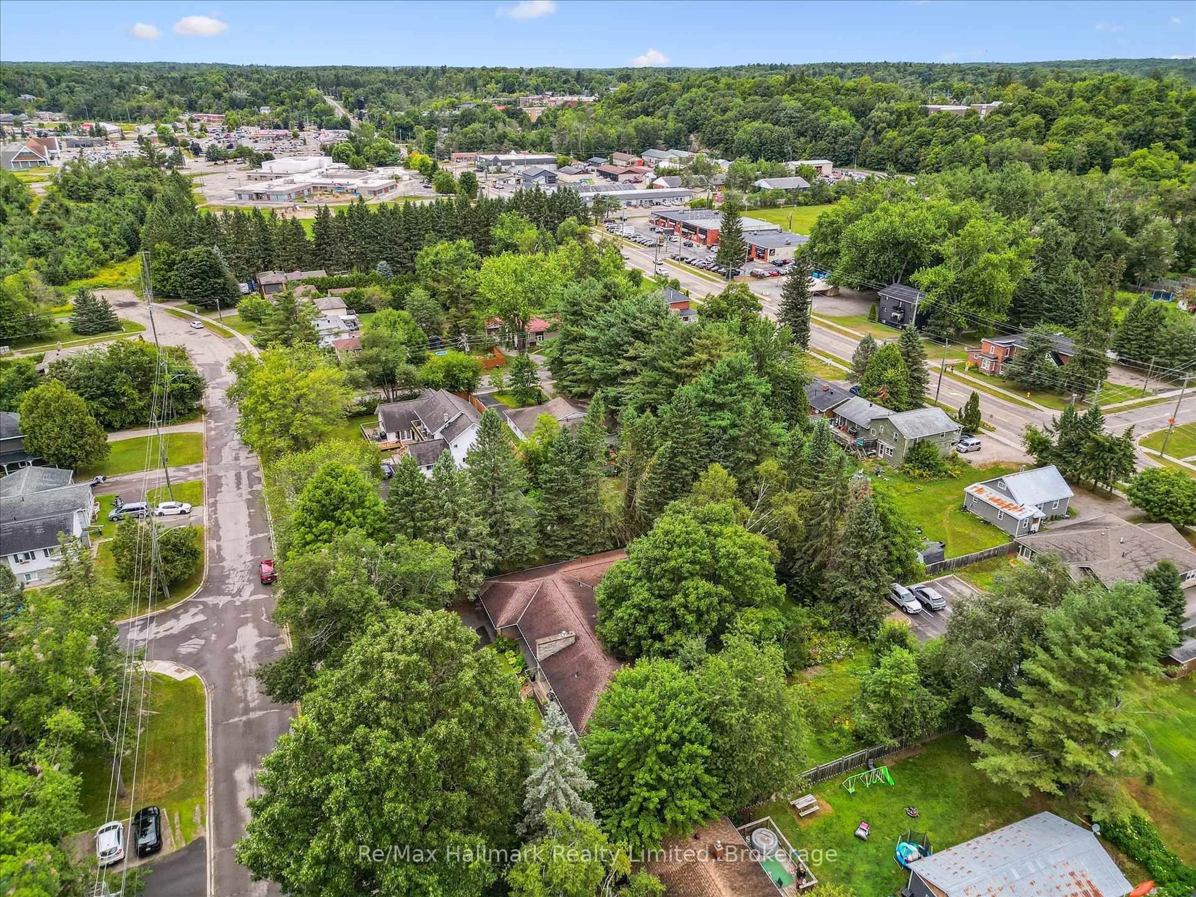 A pic from outside/outdoor area/front of a property/back of a property/a pic from drone, unknown for 91 Spencer St, Bracebridge Ontario P1L 1C4
