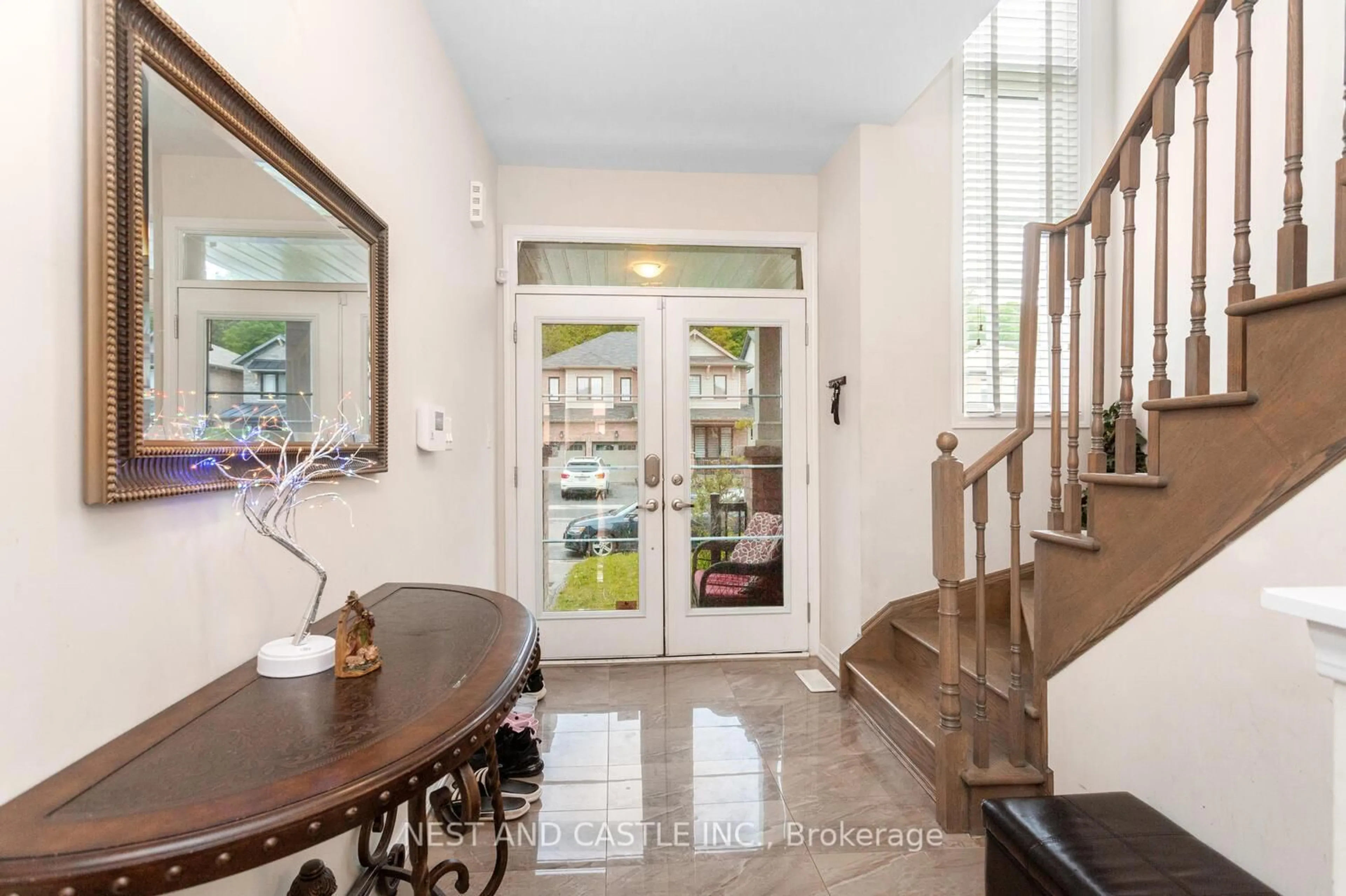 Indoor entryway for 146 Cactus Cres, Hamilton Ontario L8E 1N3