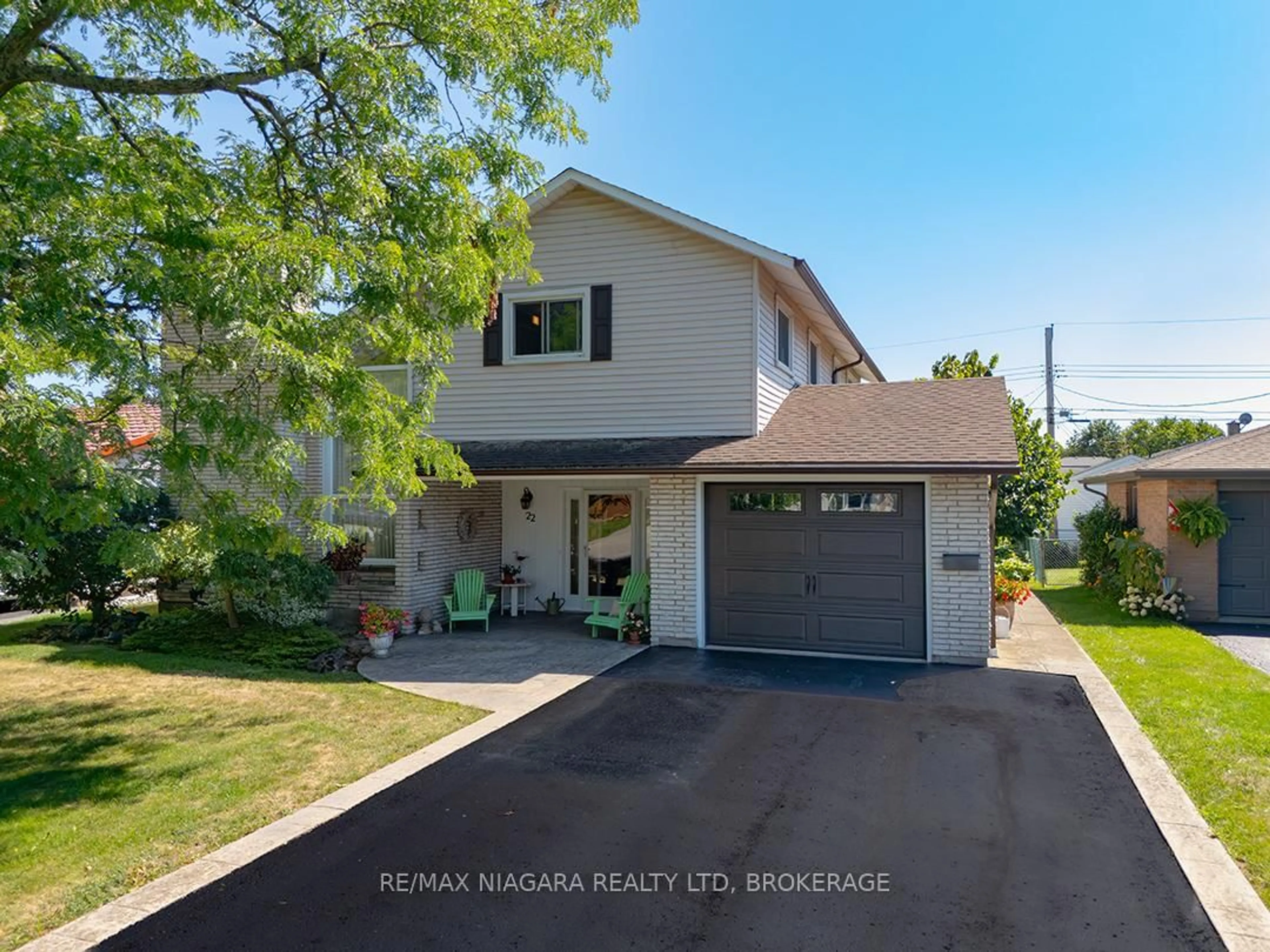 Home with vinyl exterior material, street for 22 Michael Dr, Port Colborne Ontario L3K 3C2