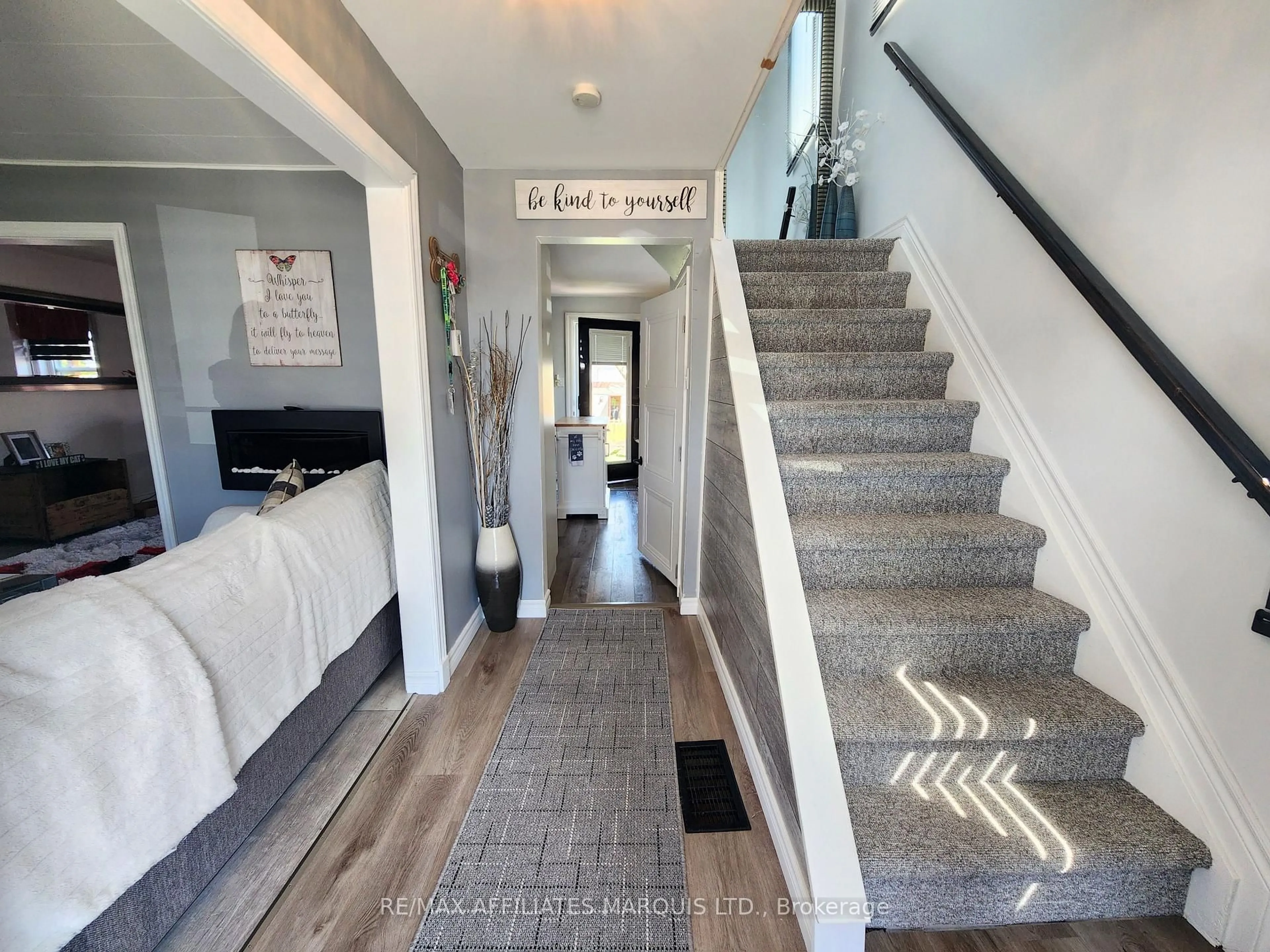 Indoor entryway for 827 Amelia St, Cornwall Ontario K6H 3R5