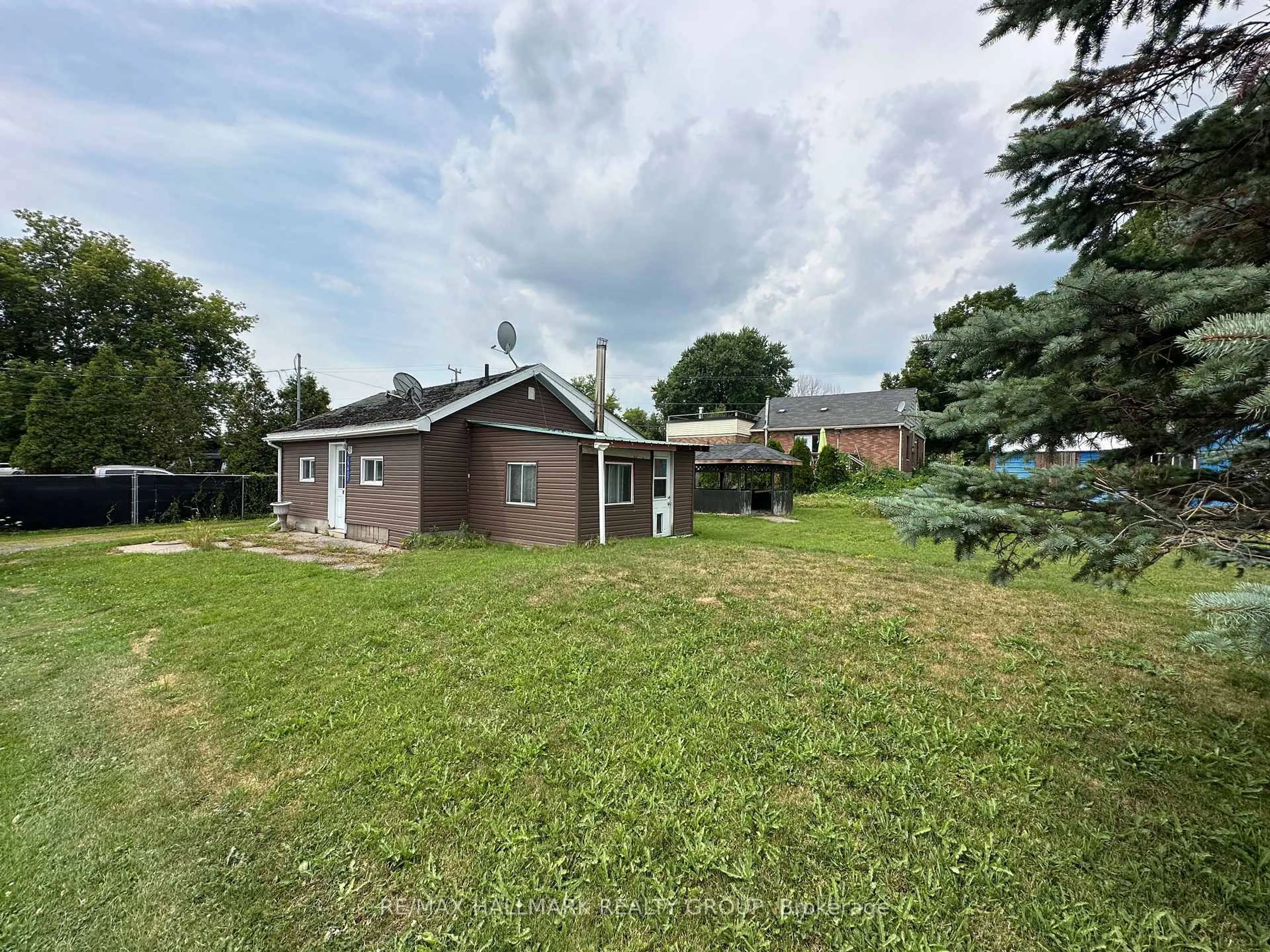 A pic from outside/outdoor area/front of a property/back of a property/a pic from drone, unknown for 19407 Malibu Lane, South Glengarry Ontario K0C 2E0