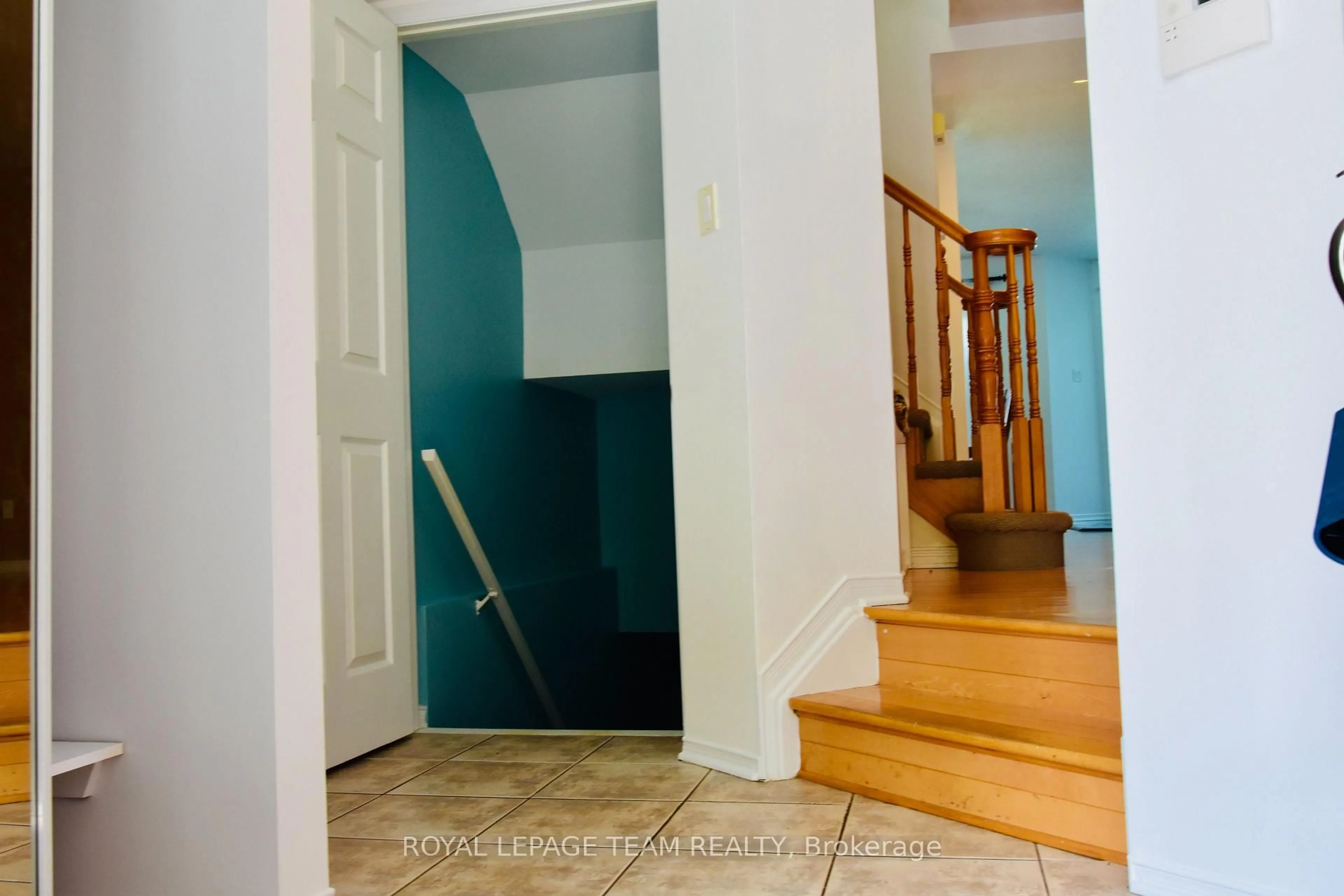 Indoor entryway for 18 Oakham Rdge, Ottawa Ontario K2K 3B3