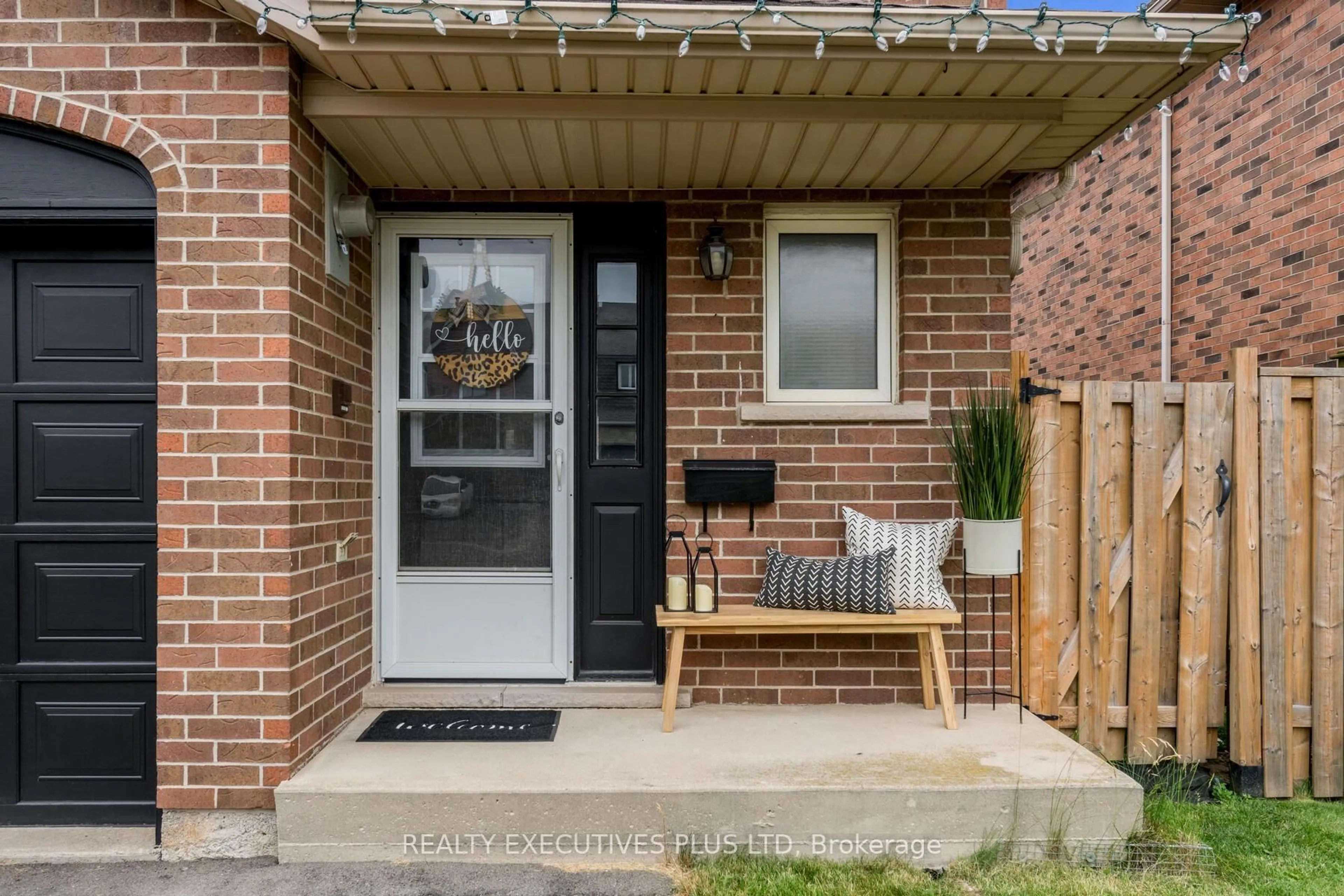 Home with brick exterior material, street for 29 Perthshire Crt, Hamilton Ontario L9B 2H1