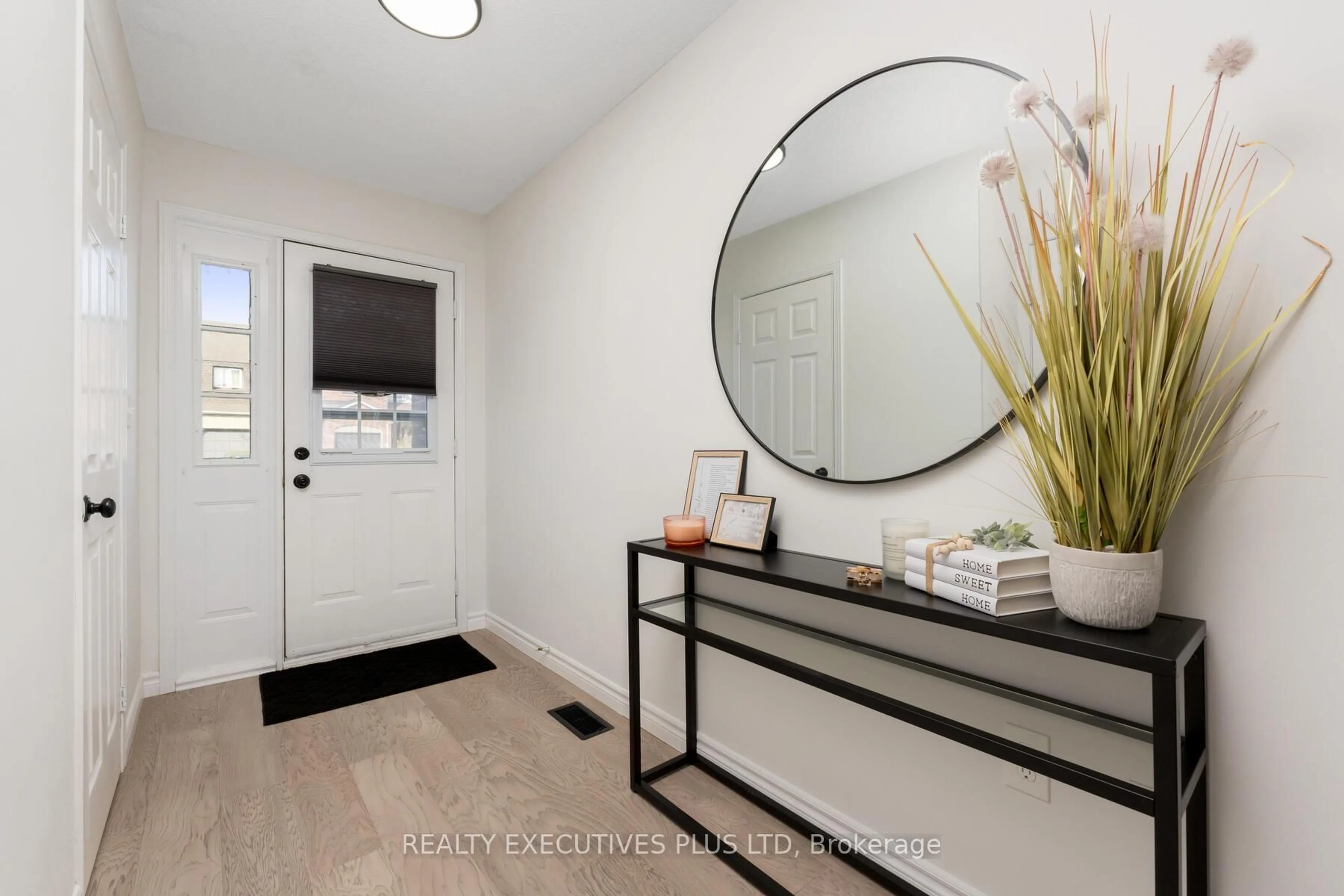 Indoor entryway for 29 Perthshire Crt, Hamilton Ontario L9B 2H1