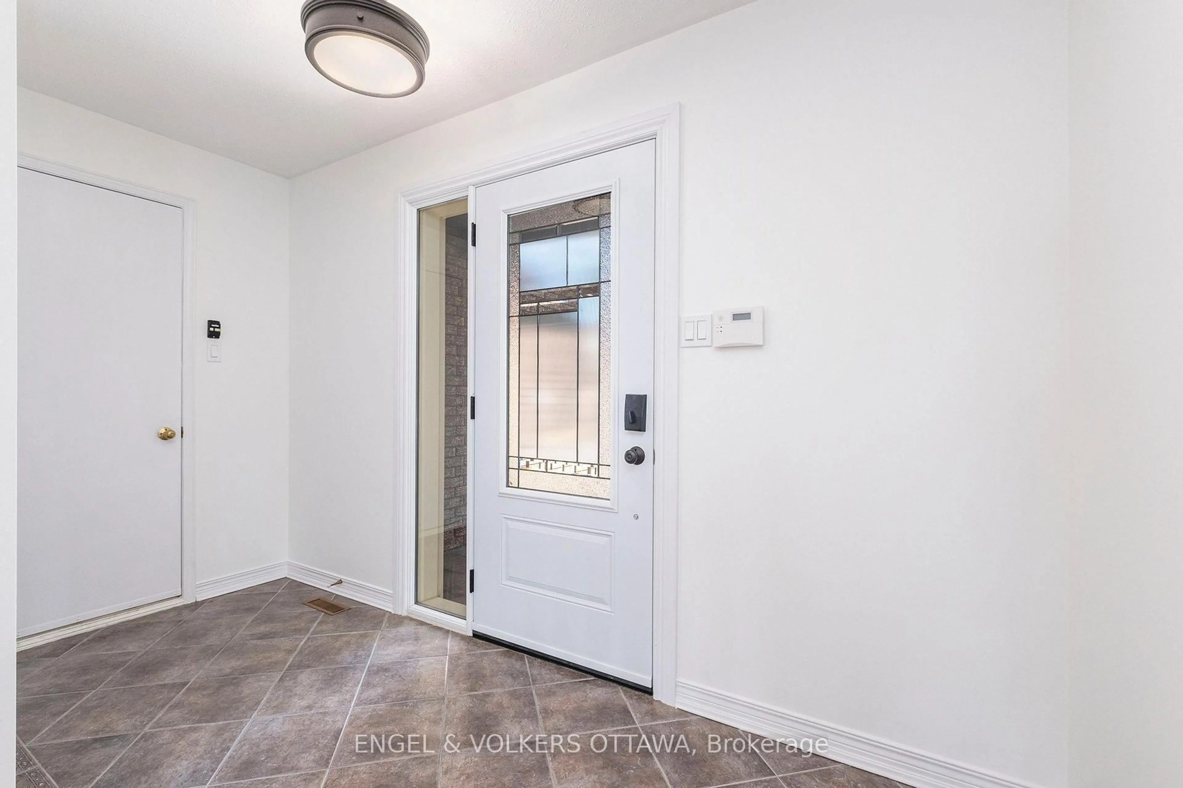 Indoor entryway for 35 Pepperrall Cres, Ottawa Ontario K2J 3W1