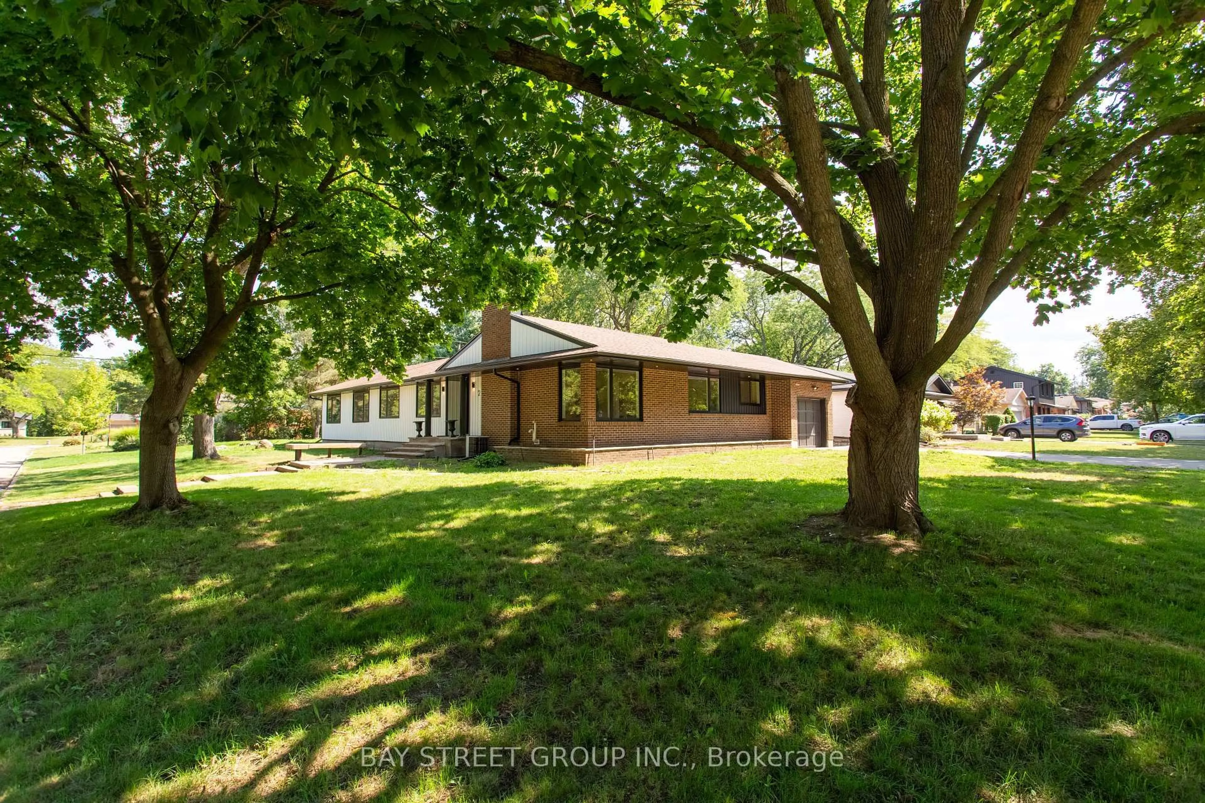 A pic from outside/outdoor area/front of a property/back of a property/a pic from drone, unknown for 2 Parklane Cres, St. Catharines Ontario L2T 3V1
