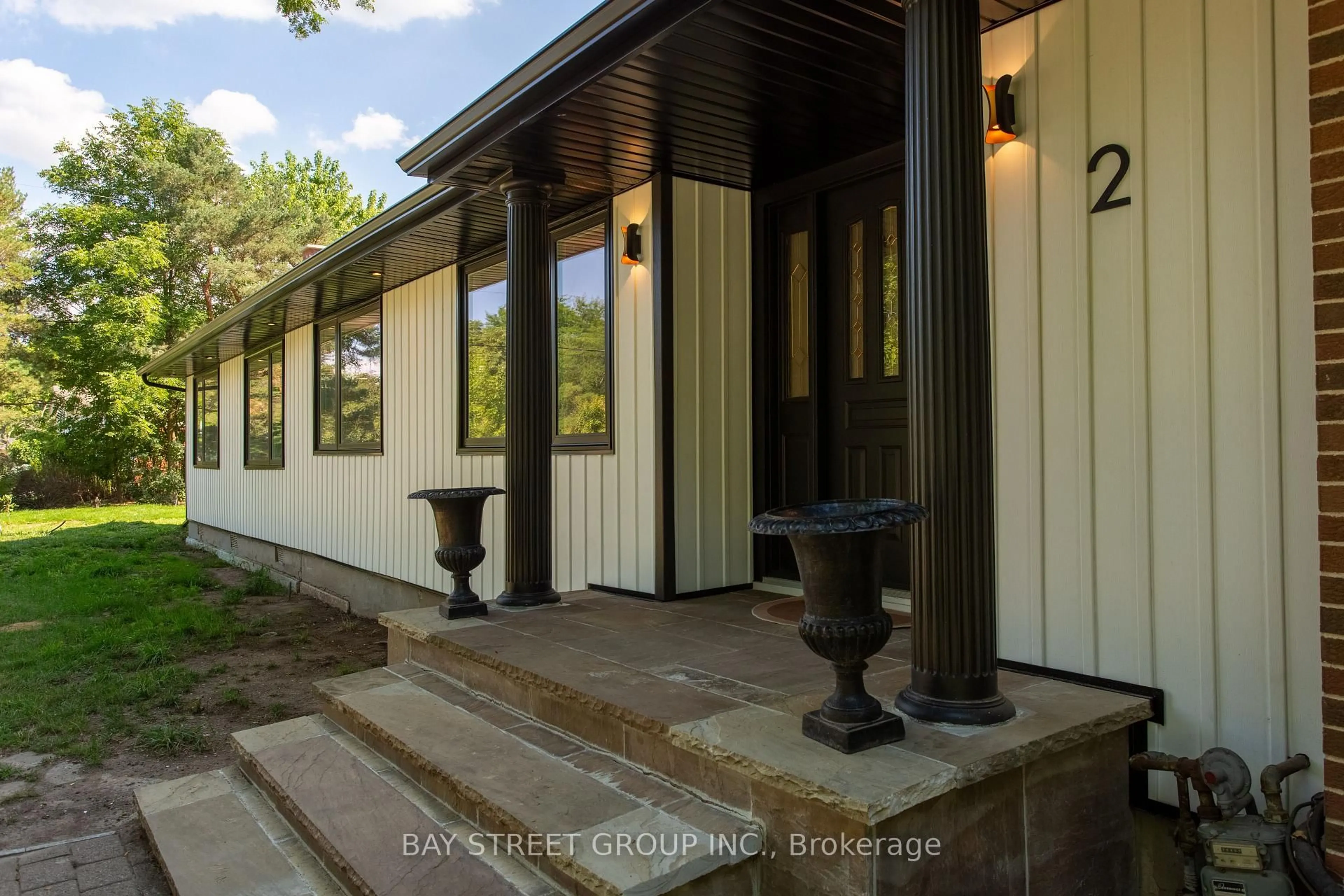 Indoor entryway for 2 Parklane Cres, St. Catharines Ontario L2T 3V1