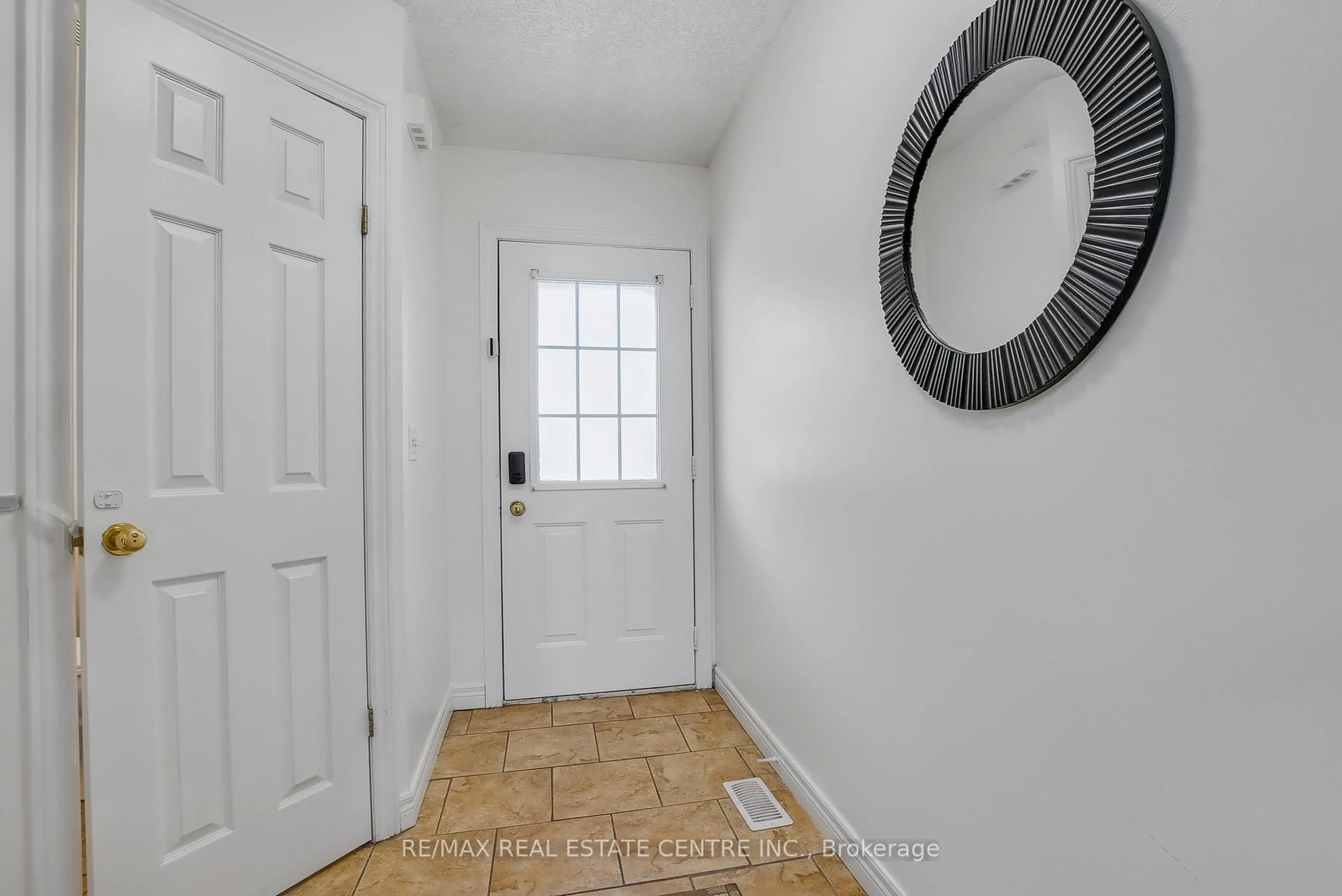 Indoor entryway for 606 Brandenburg Blvd, Waterloo Ontario N2T 2V3