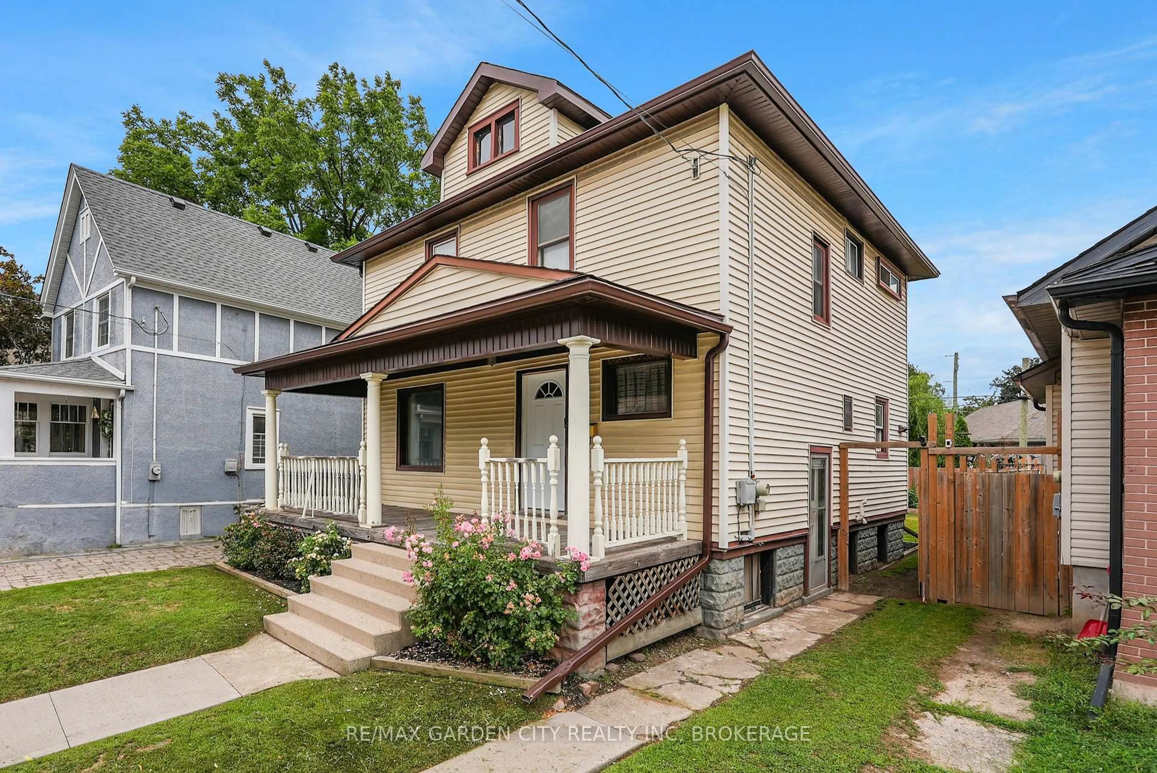 Home with vinyl exterior material, street for 111 Lowell Ave, St. Catharines Ontario L2R 2E3