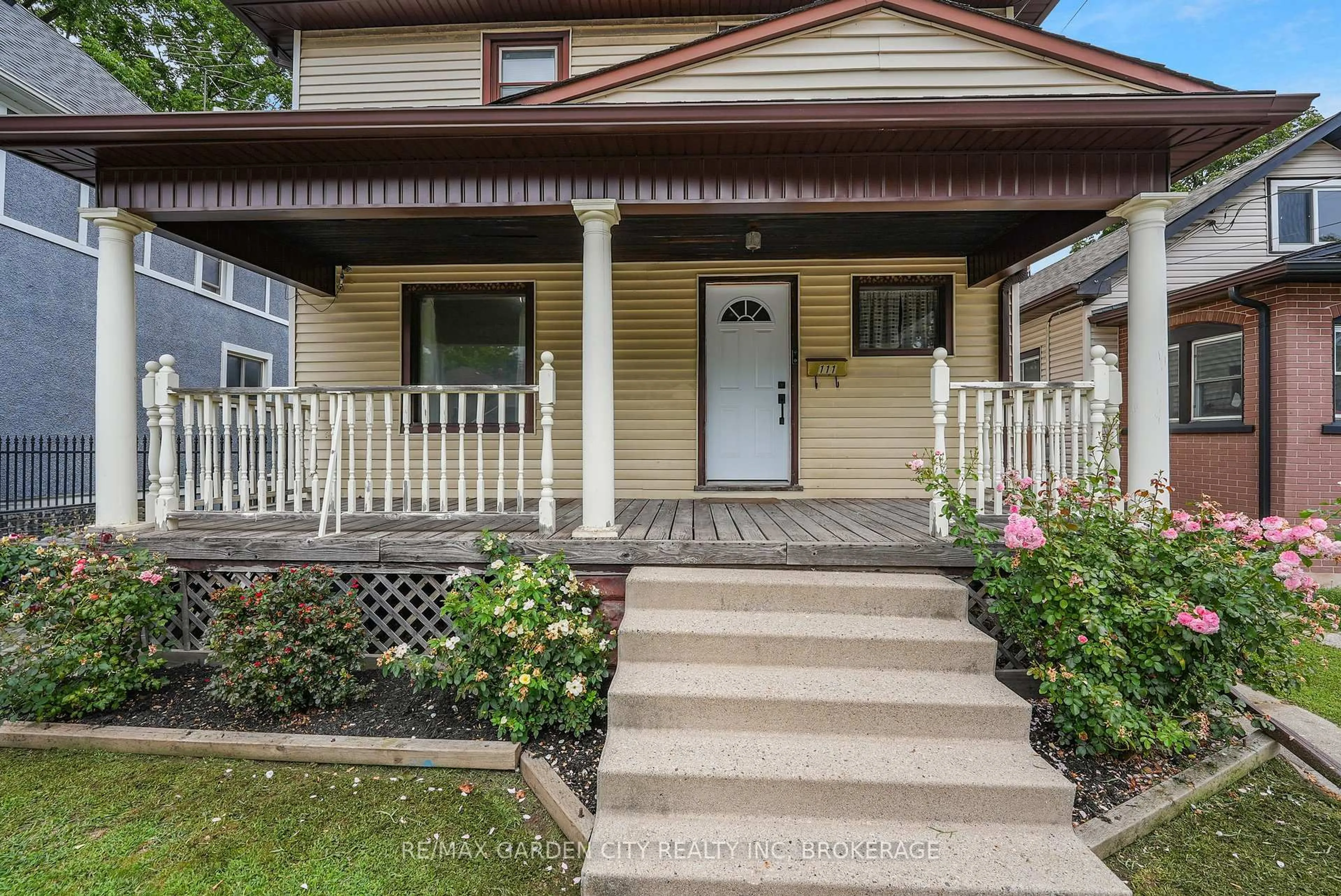 Home with vinyl exterior material, street for 111 Lowell Ave, St. Catharines Ontario L2R 2E3