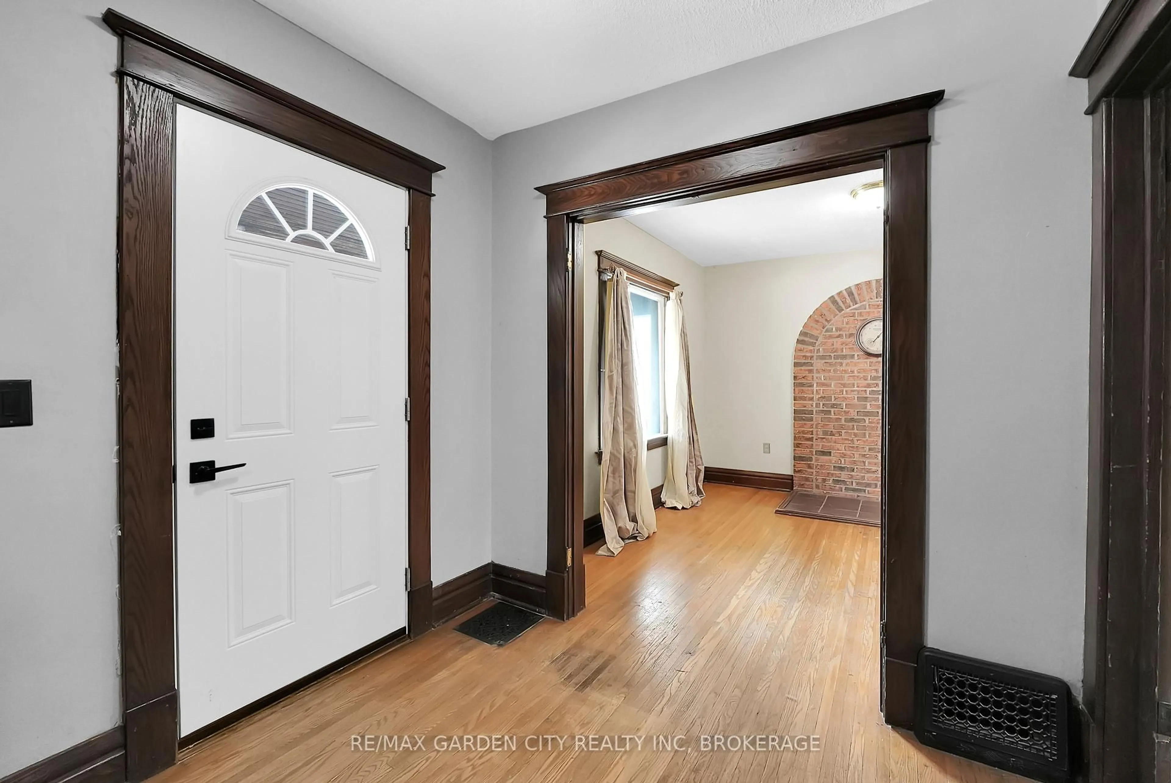 Indoor entryway for 111 Lowell Ave, St. Catharines Ontario L2R 2E3
