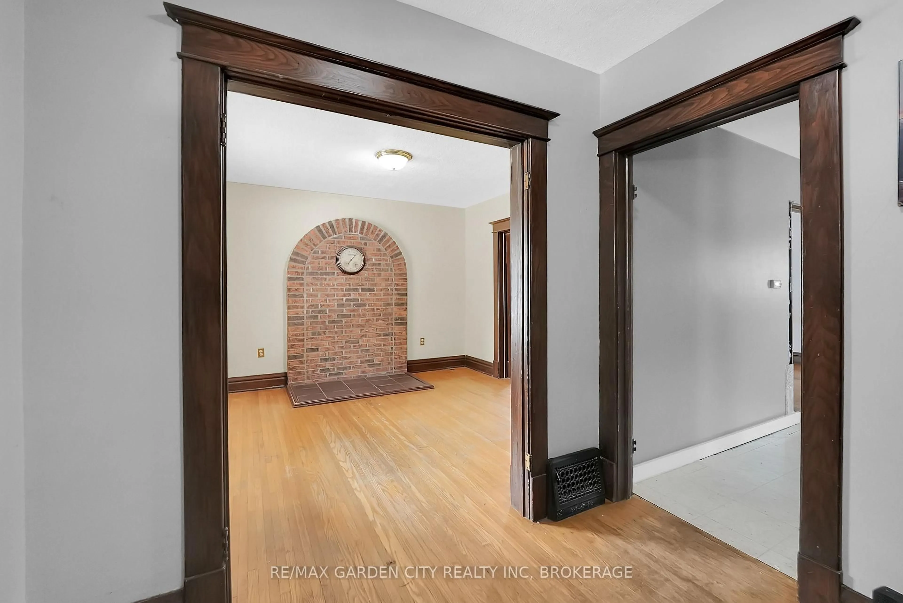 Indoor entryway for 111 Lowell Ave, St. Catharines Ontario L2R 2E3