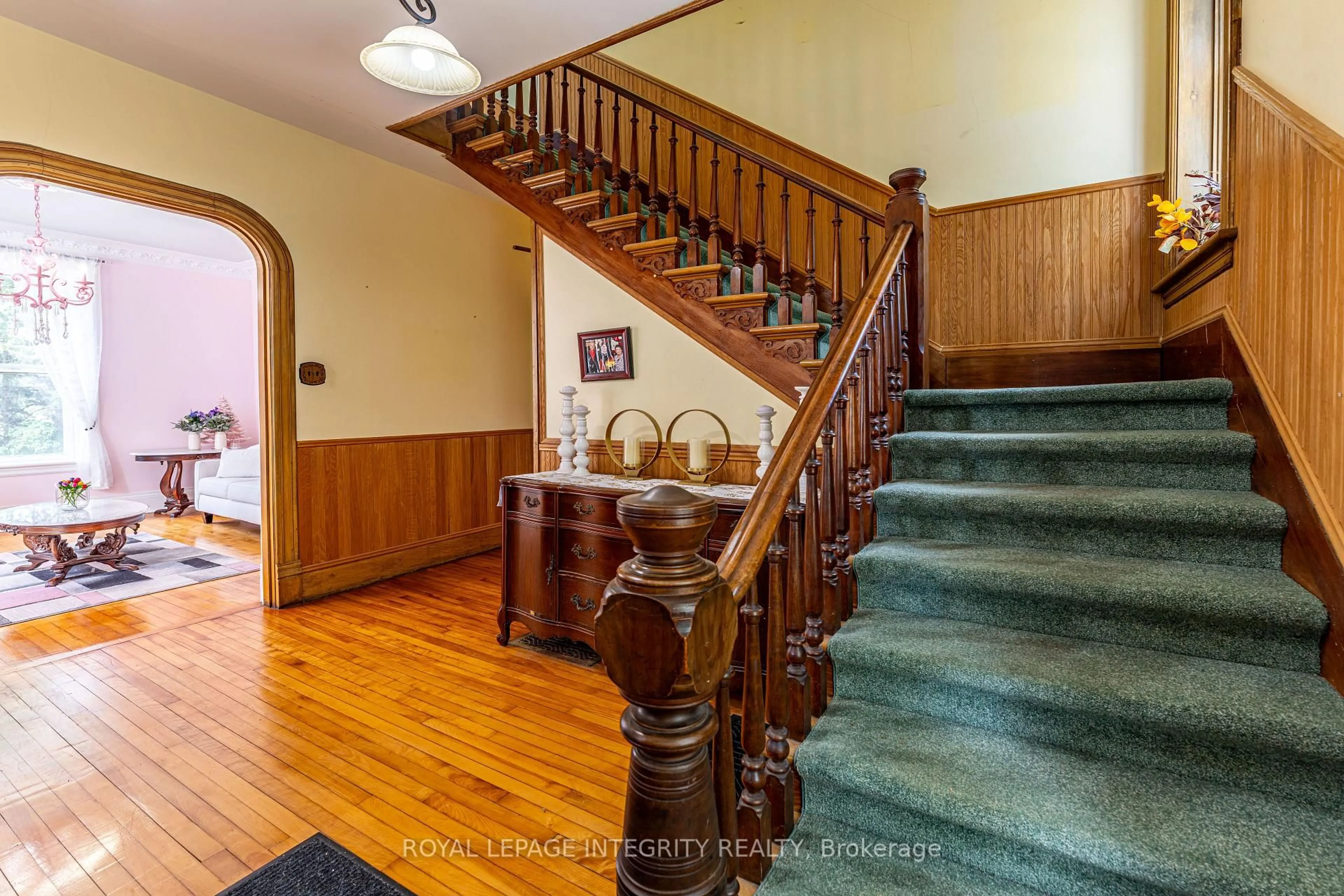 Indoor foyer for 20455 Concession 3 Rd, South Glengarry Ontario K0C 1N0