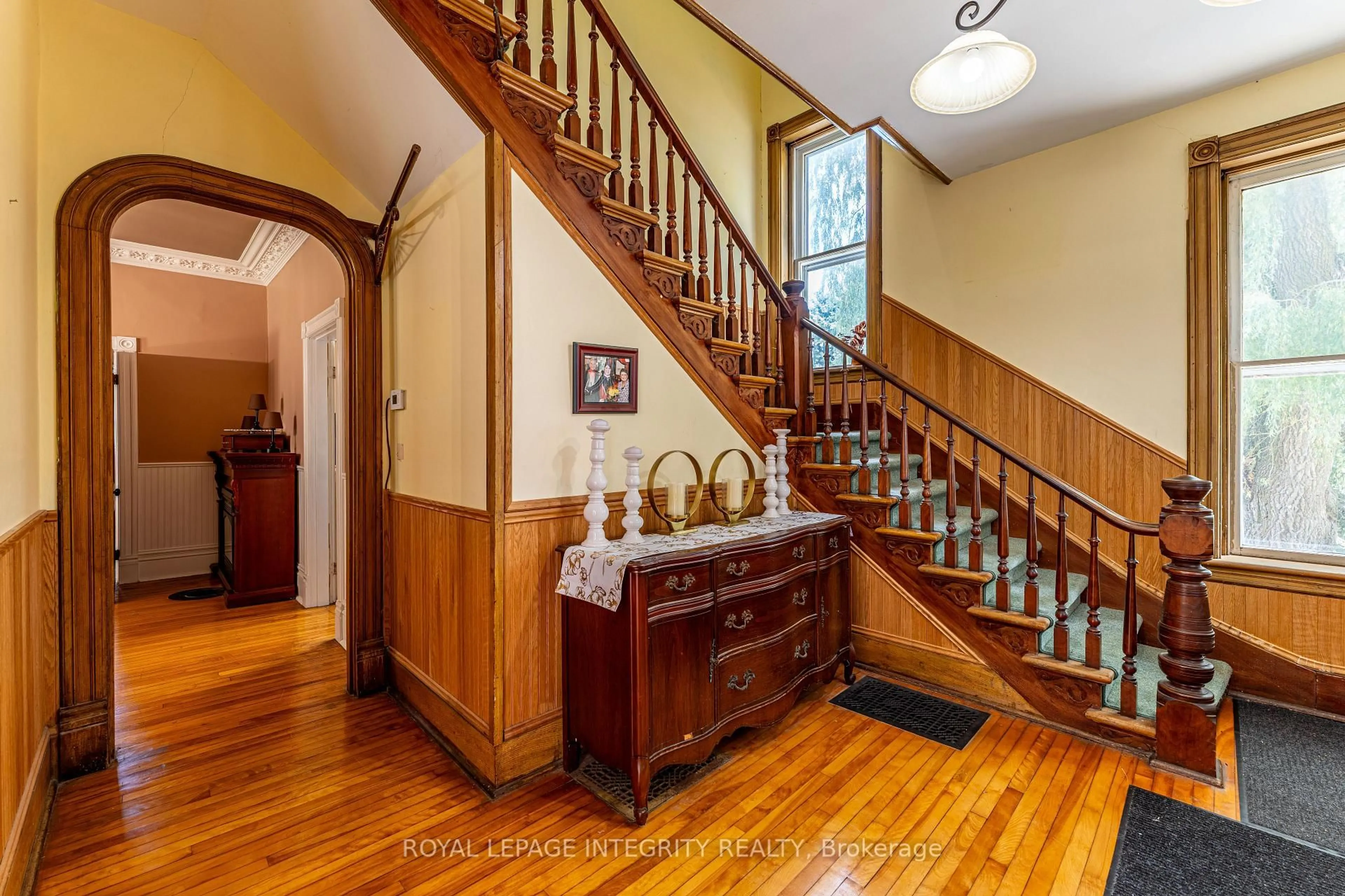 Indoor foyer for 20455 Concession 3 Rd, South Glengarry Ontario K0C 1N0