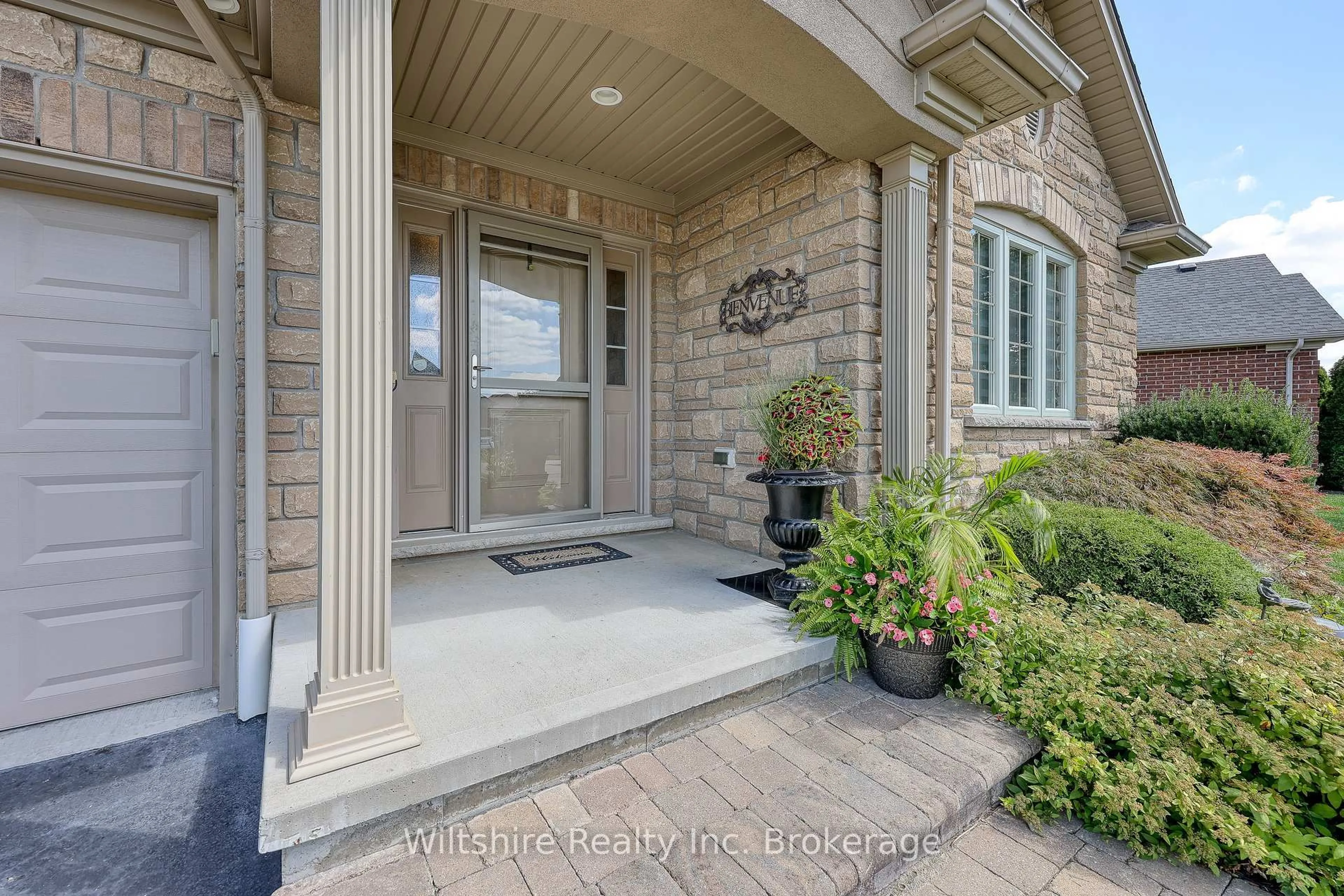 Indoor entryway for 166 Weston Dr, Tillsonburg Ontario N4G 0C5