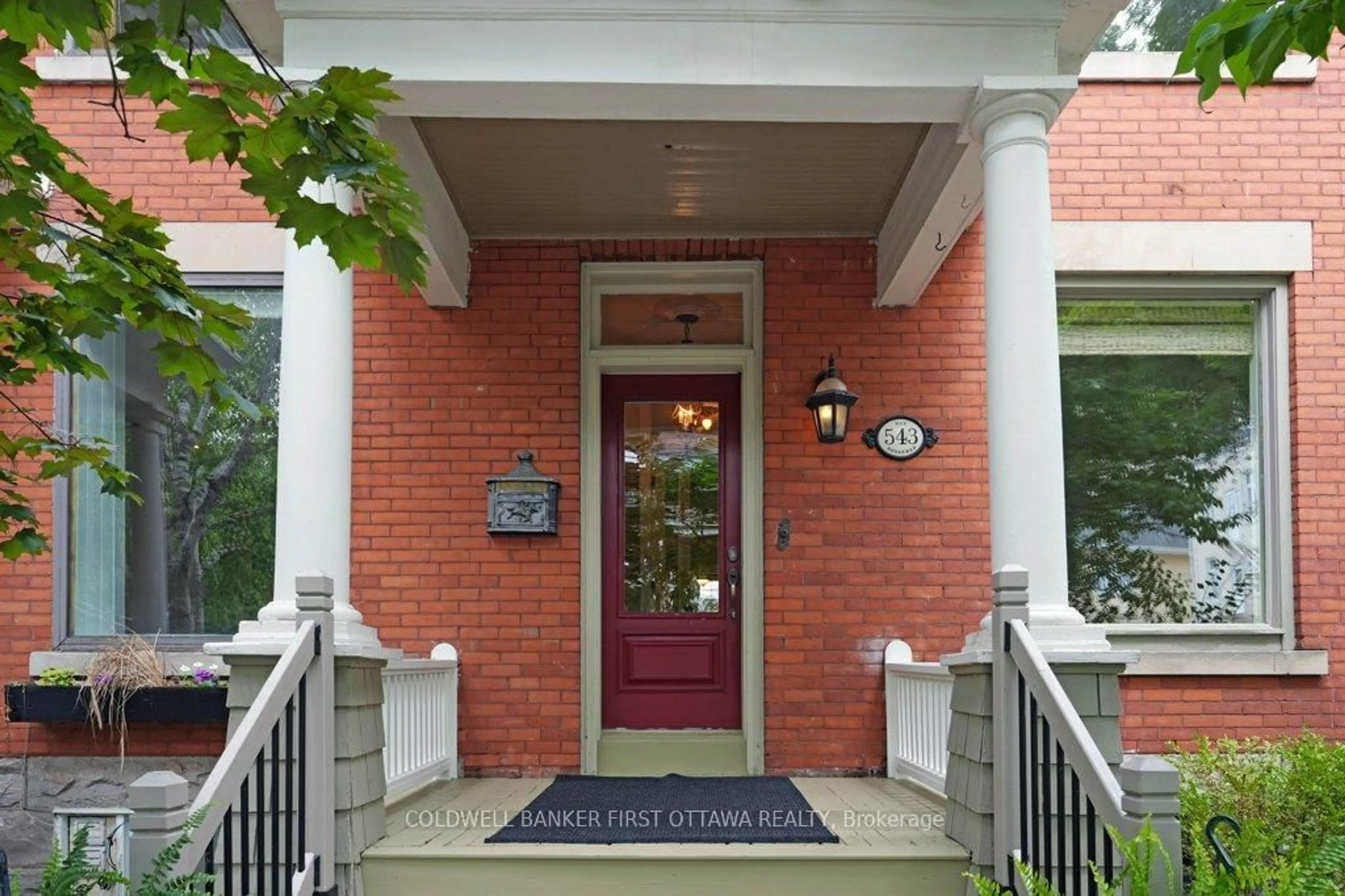 Indoor entryway for 543 Besserer St, Ottawa Ontario K1N 6C6