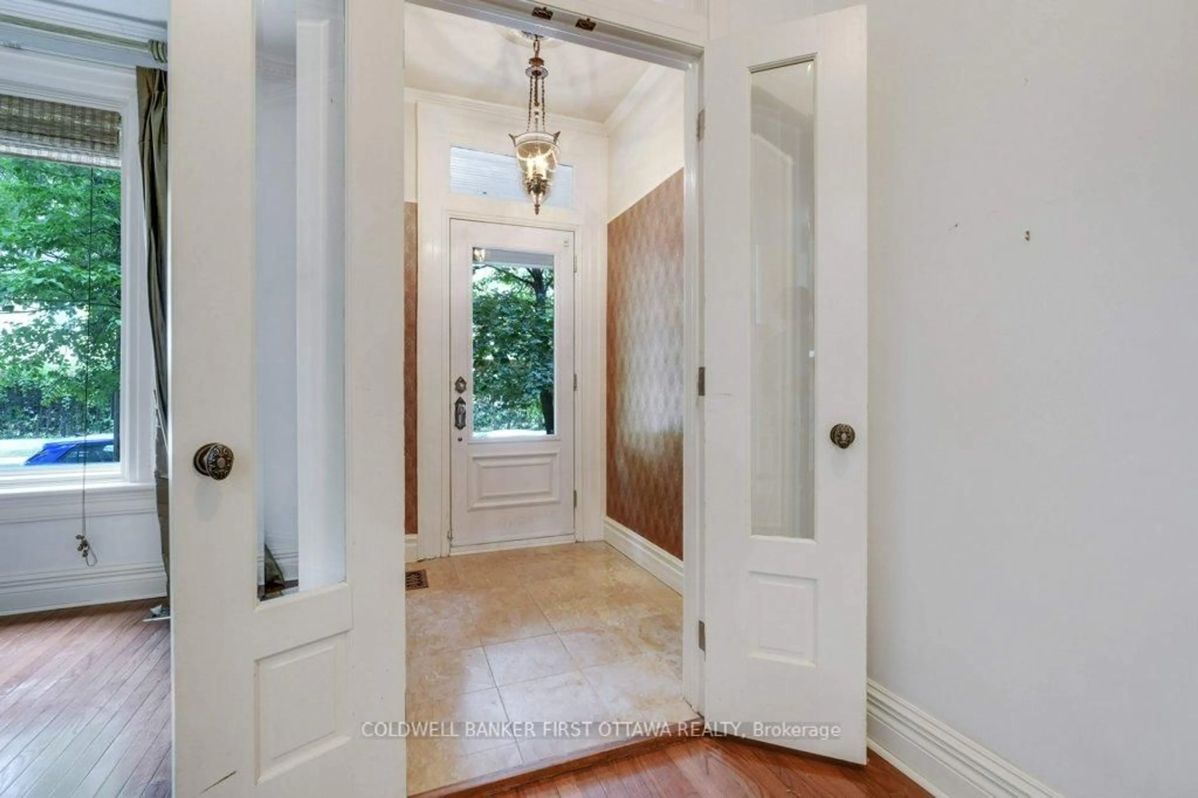 Indoor entryway for 543 Besserer St, Ottawa Ontario K1N 6C6