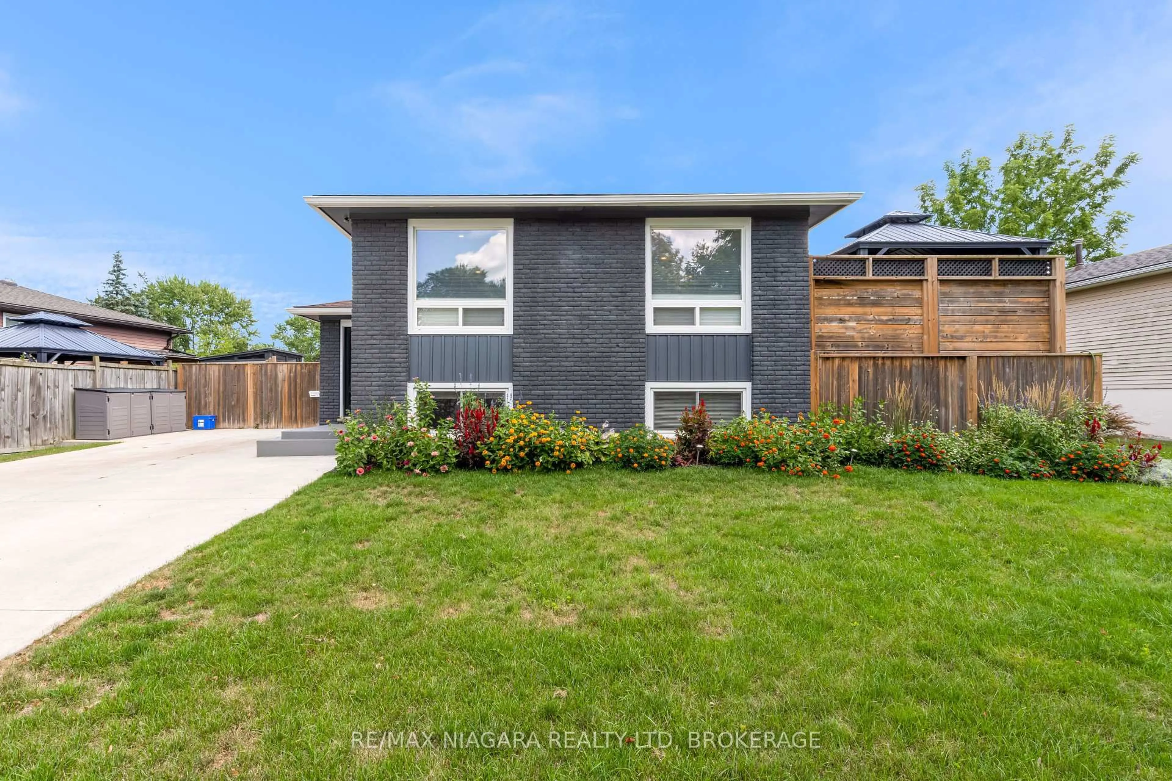 Home with brick exterior material, street for 86 Leaside Dr, Welland Ontario L3C 6B2