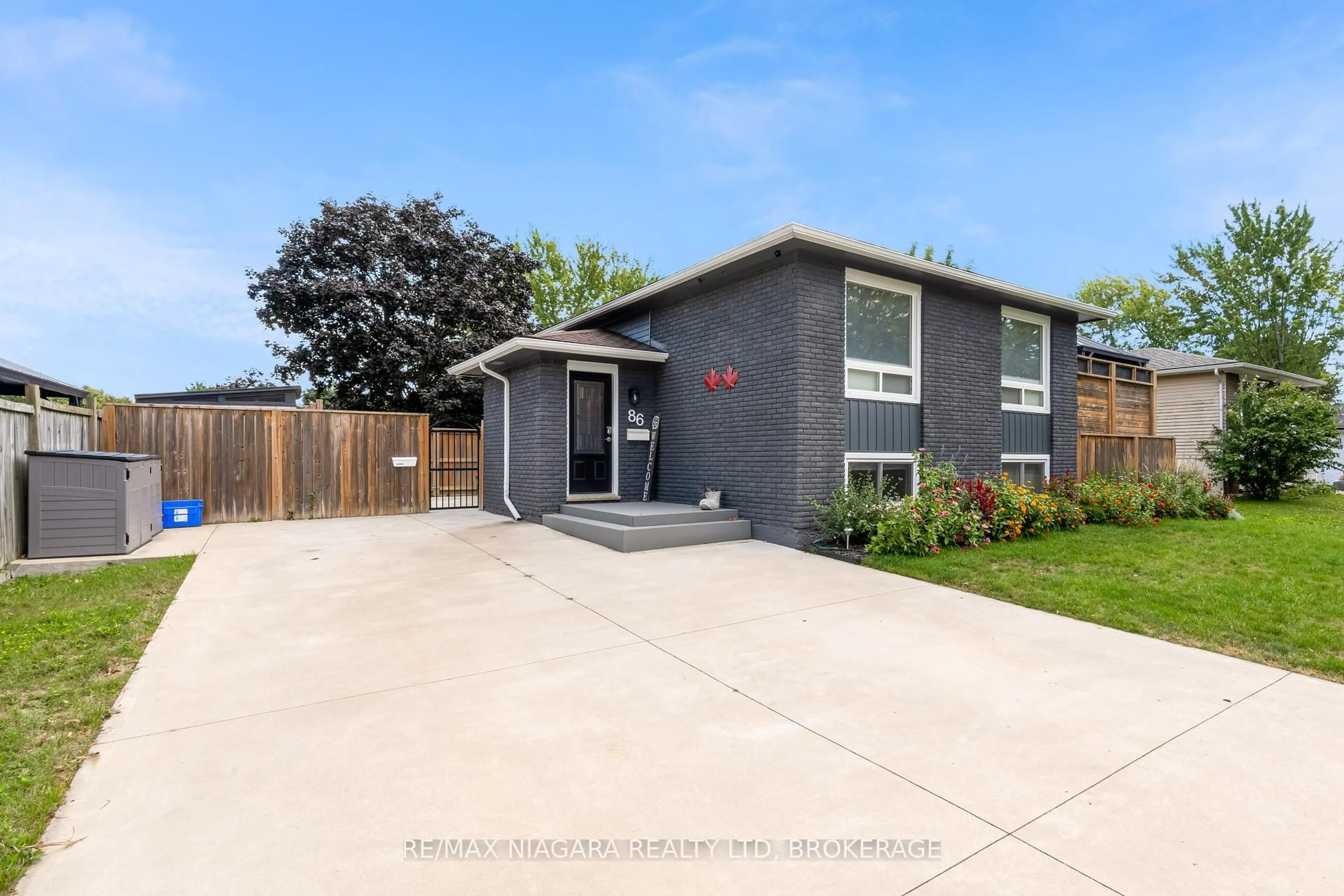Home with vinyl exterior material, street for 86 Leaside Dr, Welland Ontario L3C 6B2