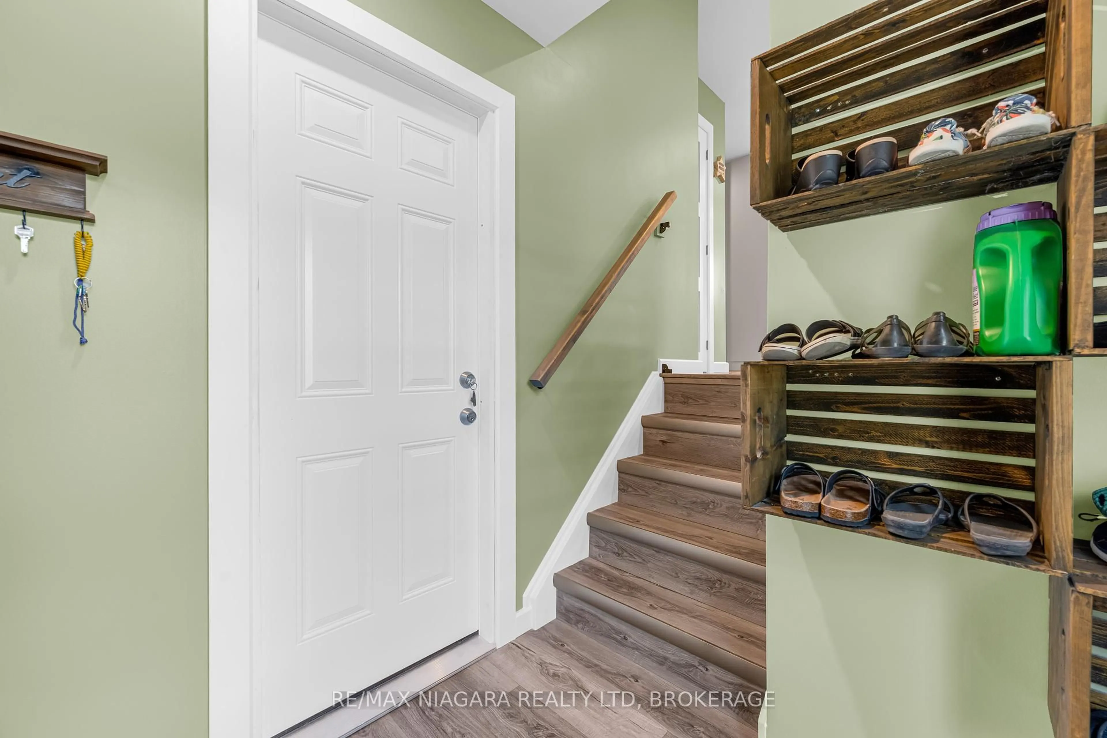 Indoor entryway for 86 Leaside Dr, Welland Ontario L3C 6B2
