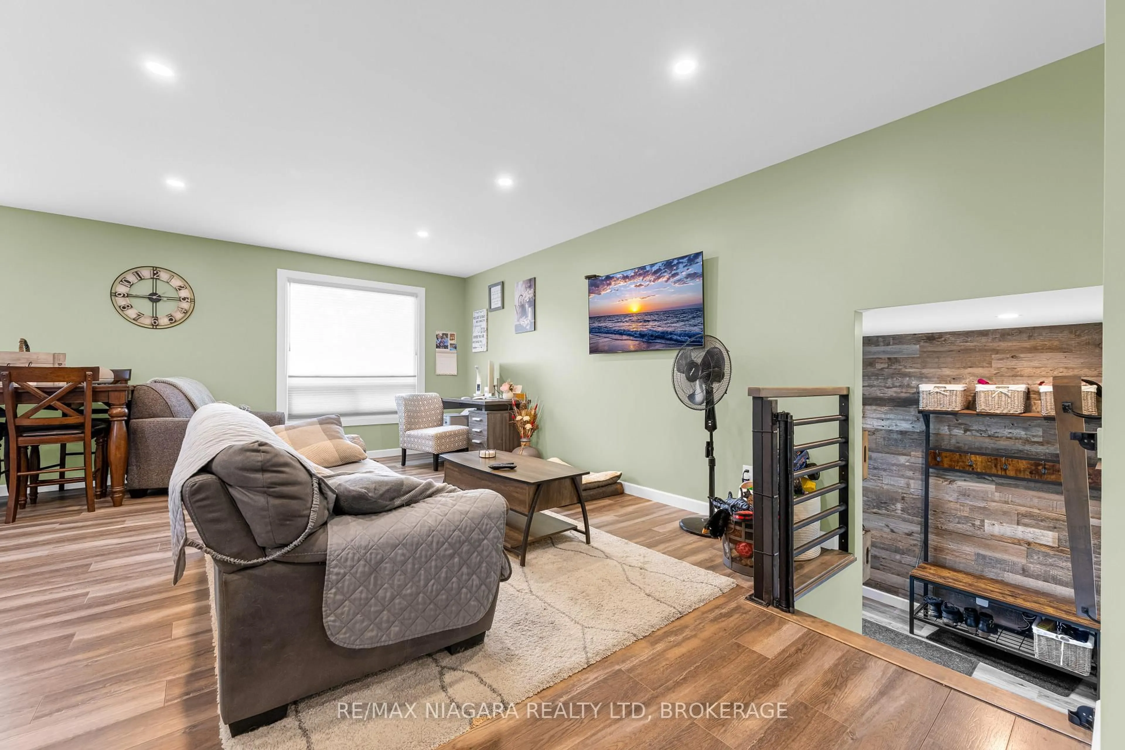 Living room with furniture, wood/laminate floor for 86 Leaside Dr, Welland Ontario L3C 6B2