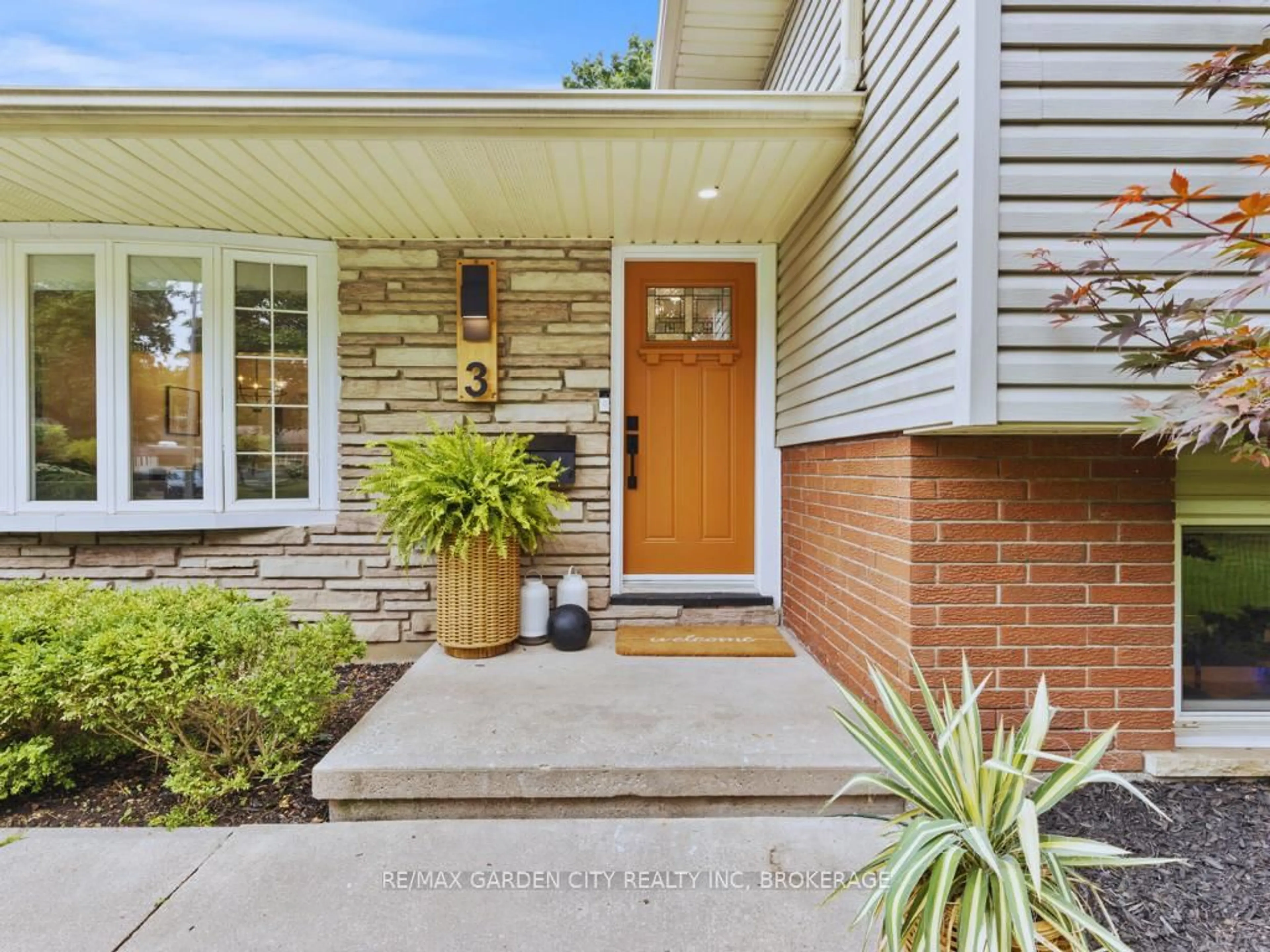Home with brick exterior material, street for 3 Cardinal Circ, St. Catharines Ontario L2M 1Z7