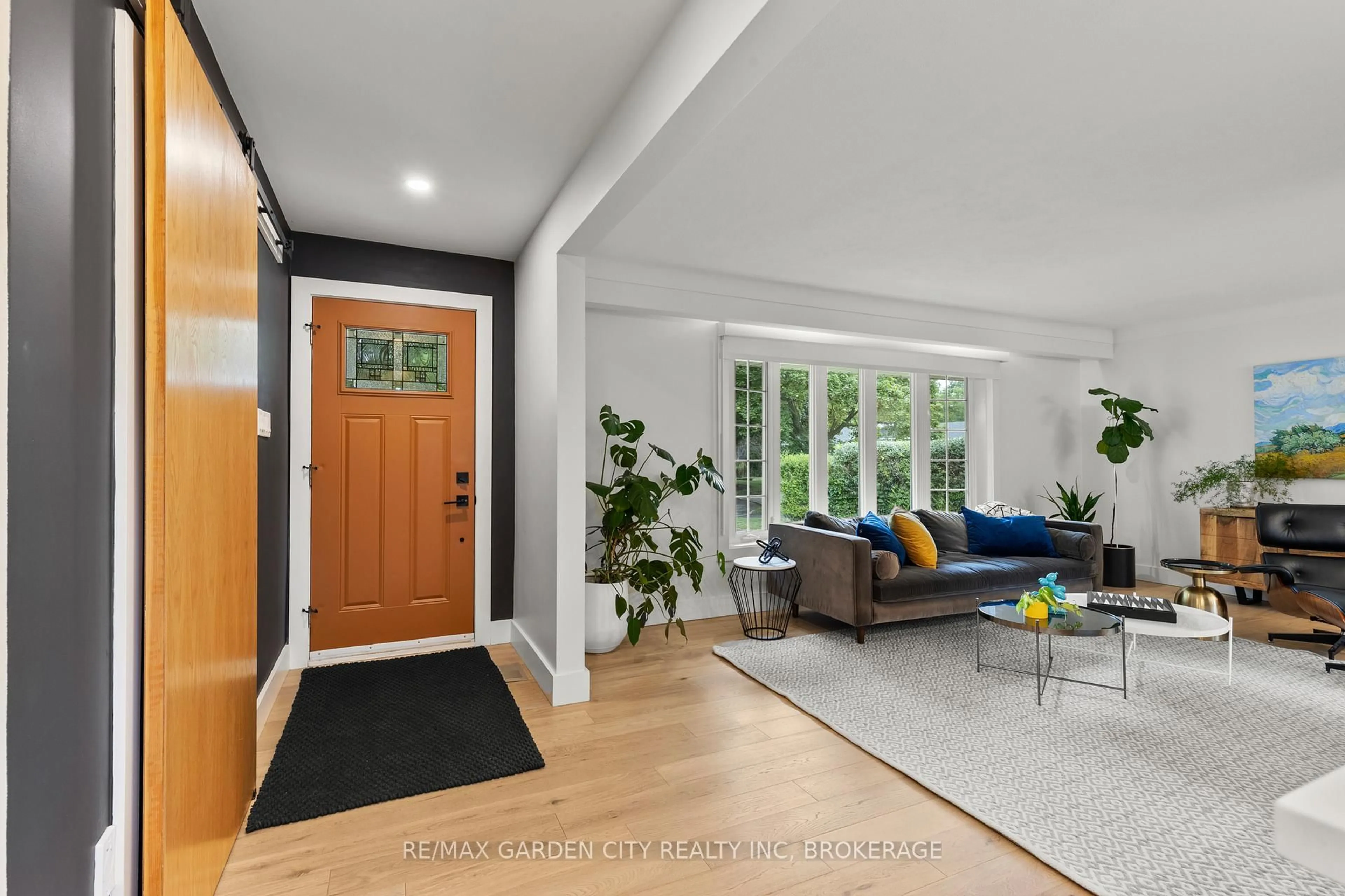 Indoor entryway for 3 Cardinal Circ, St. Catharines Ontario L2M 1Z7