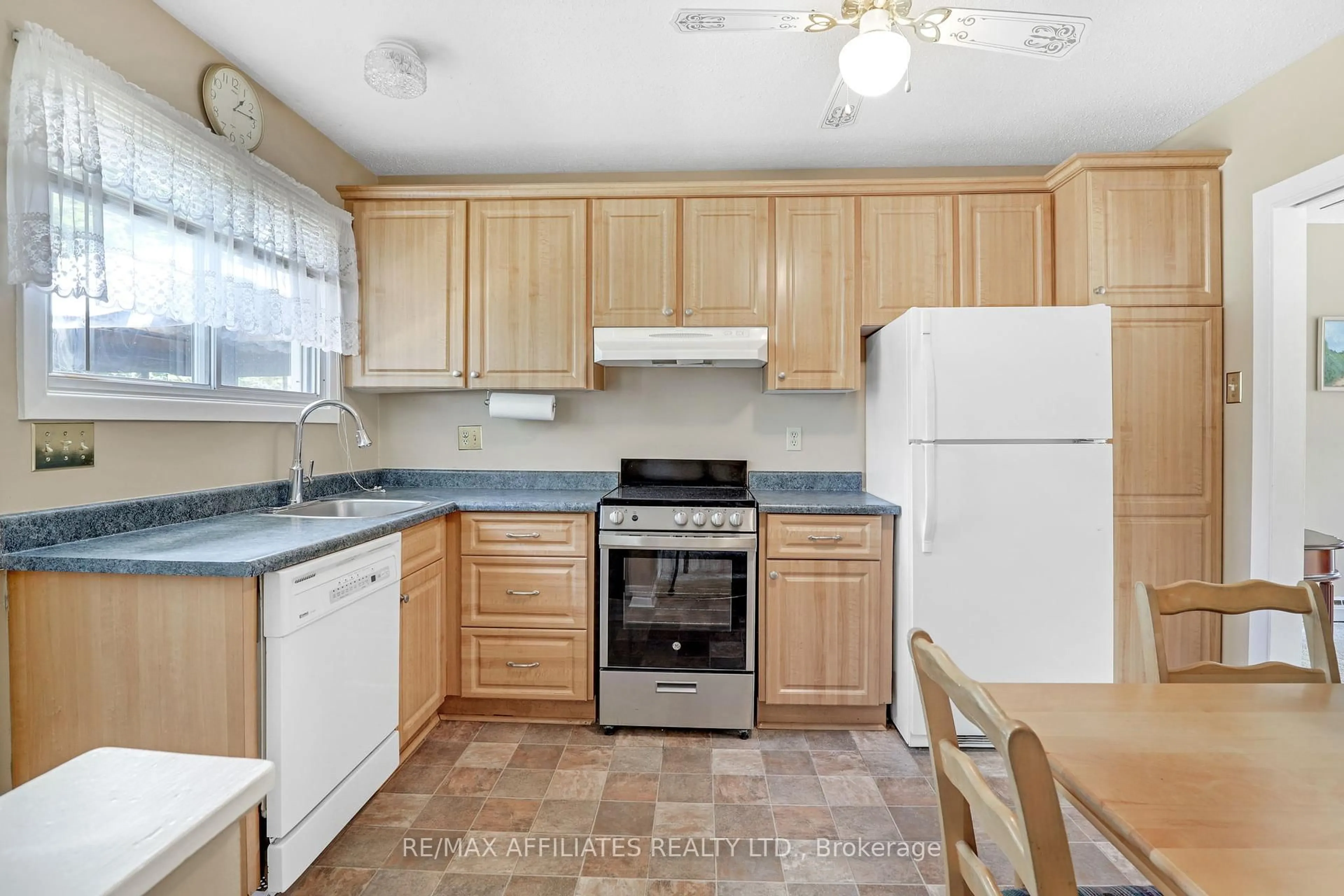 Standard kitchen, unknown for 17 Canfield Rd, Ottawa Ontario K2H 5S7
