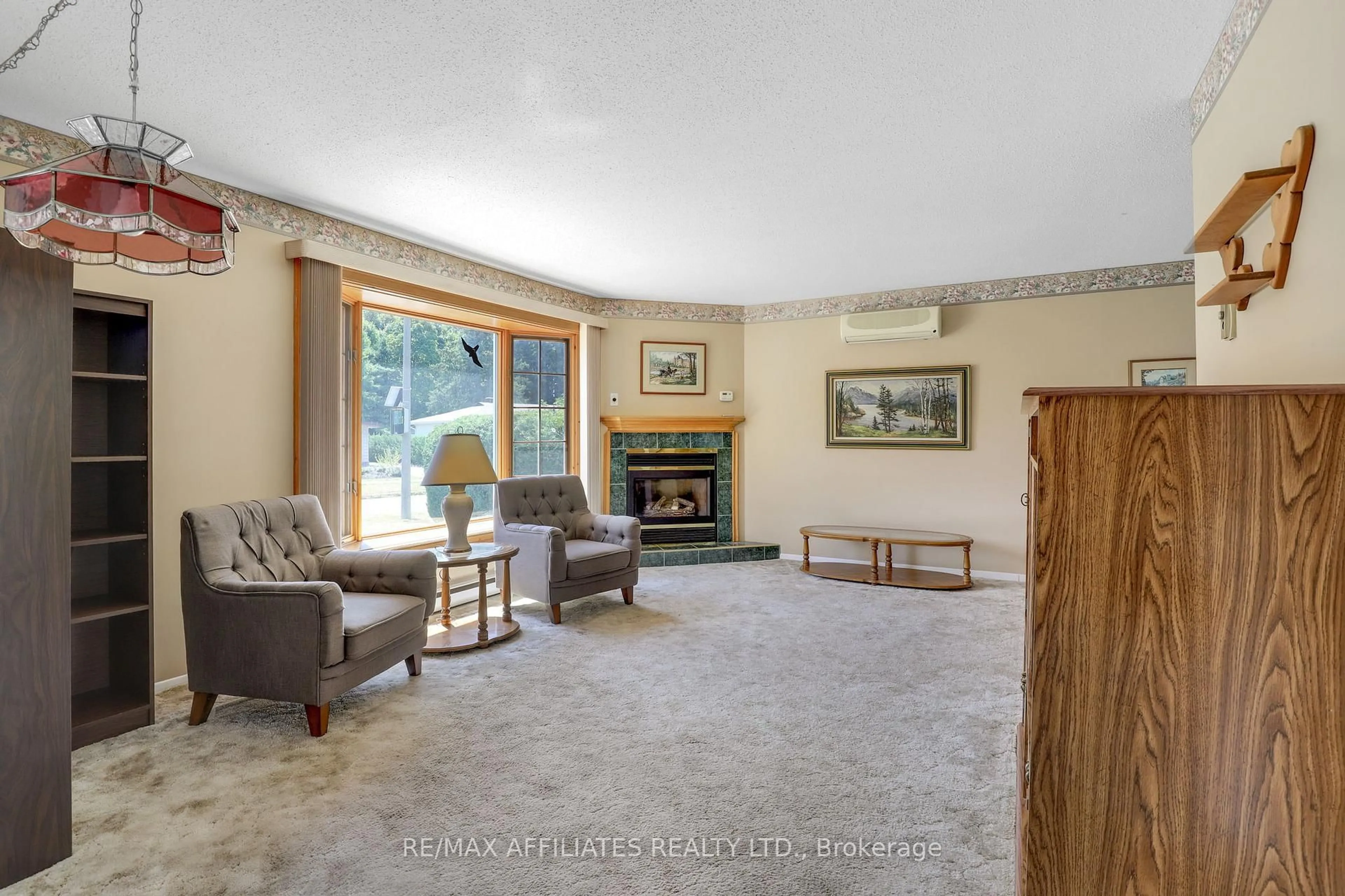 Living room with furniture, unknown for 17 Canfield Rd, Ottawa Ontario K2H 5S7