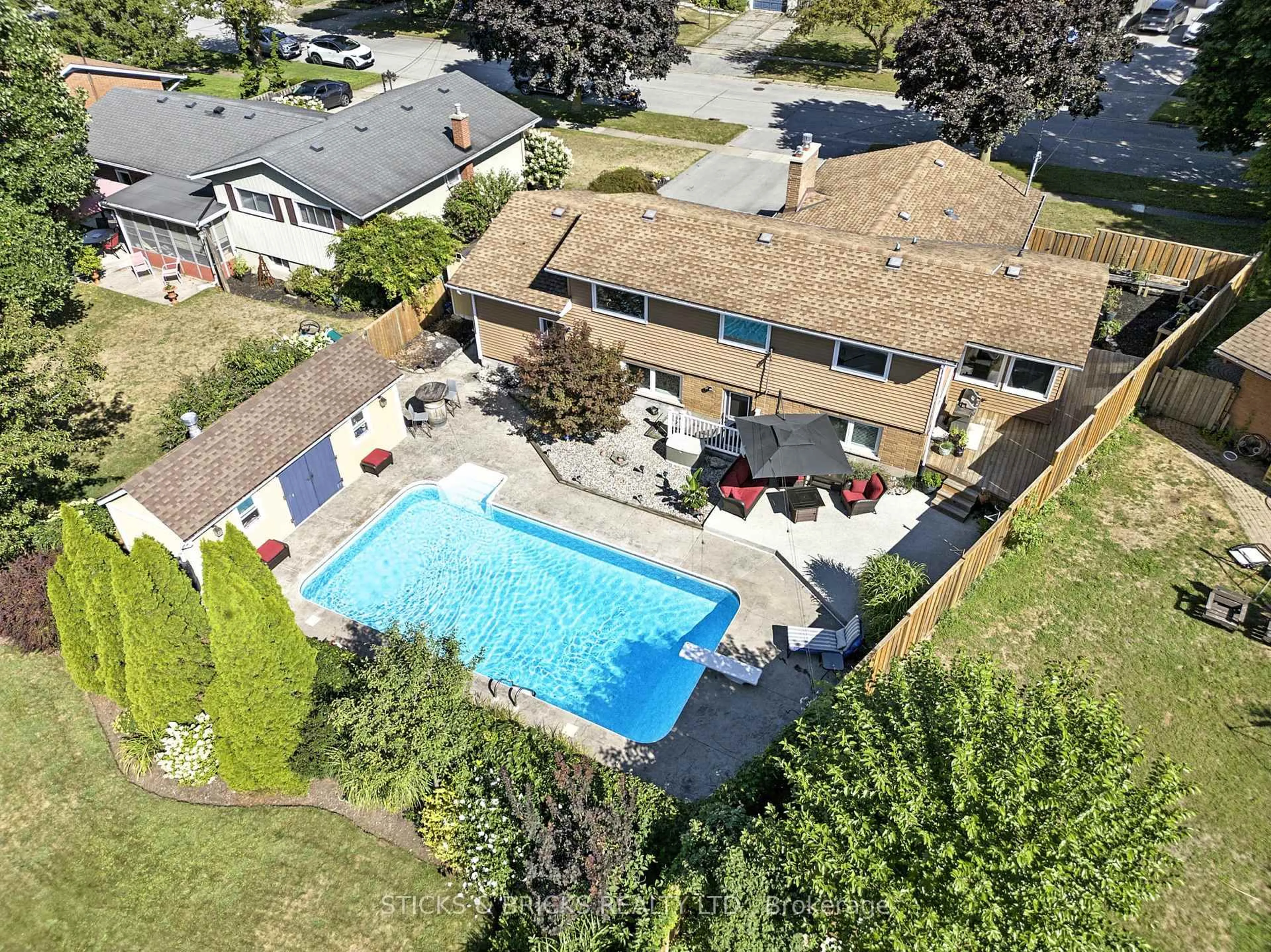 A pic from outside/outdoor area/front of a property/back of a property/a pic from drone, water/lake/river/ocean view for 6750 Cherrygrove Rd, Niagara Falls Ontario L2E 5M6