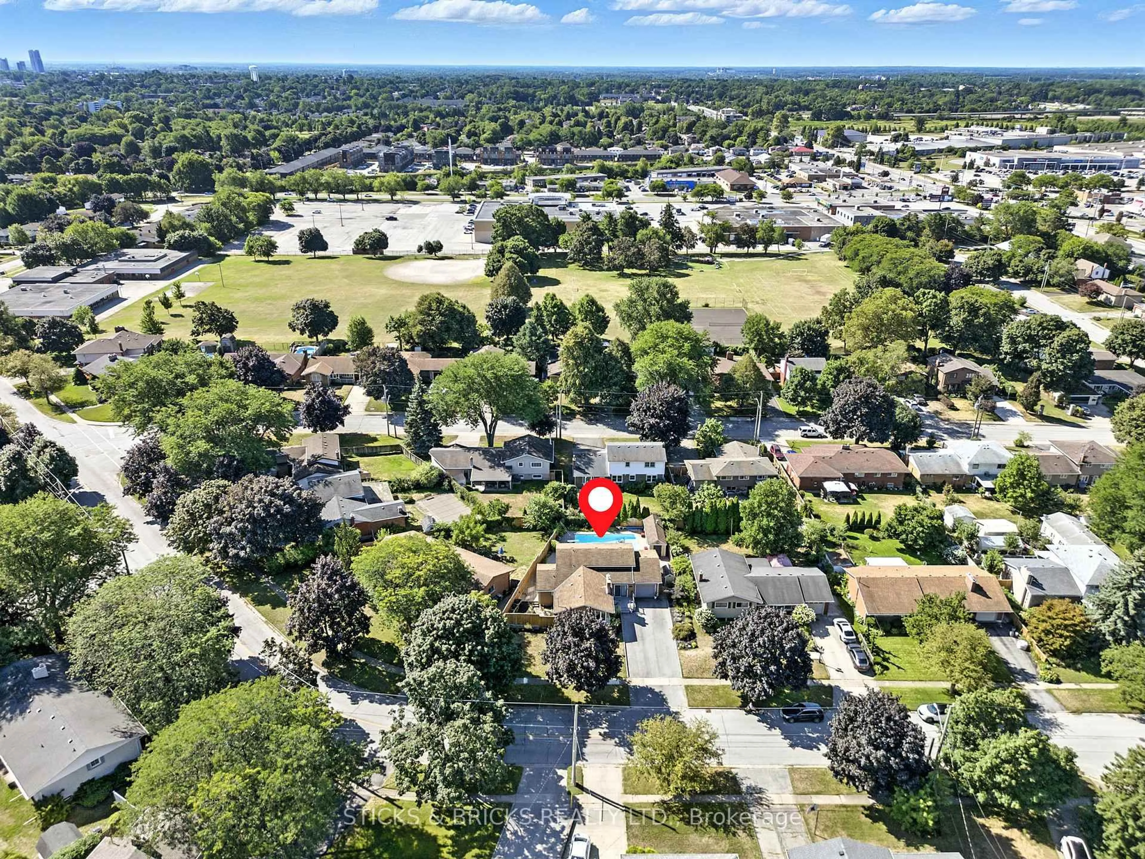 A pic from outside/outdoor area/front of a property/back of a property/a pic from drone, unknown for 6750 Cherrygrove Rd, Niagara Falls Ontario L2E 5M6