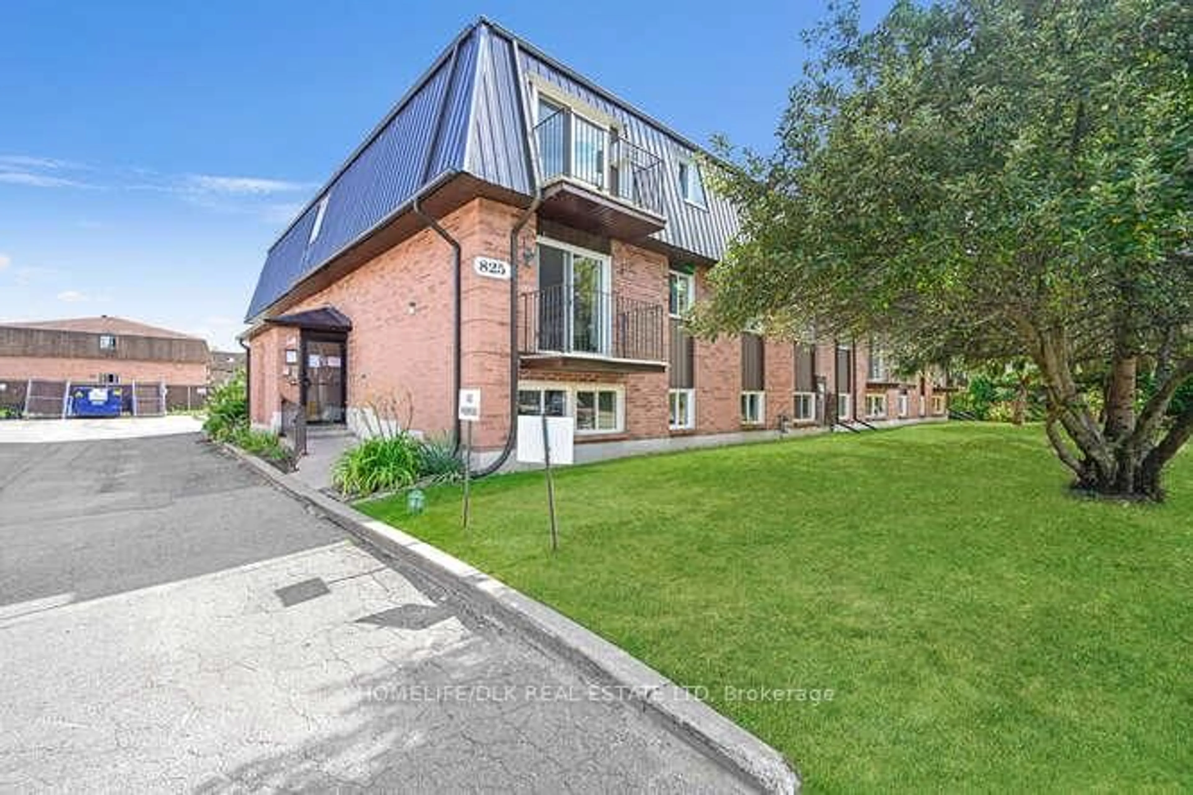 A pic from outside/outdoor area/front of a property/back of a property/a pic from drone, building for 825 Macodrum Dr #16, Brockville Ontario K6V 6P6