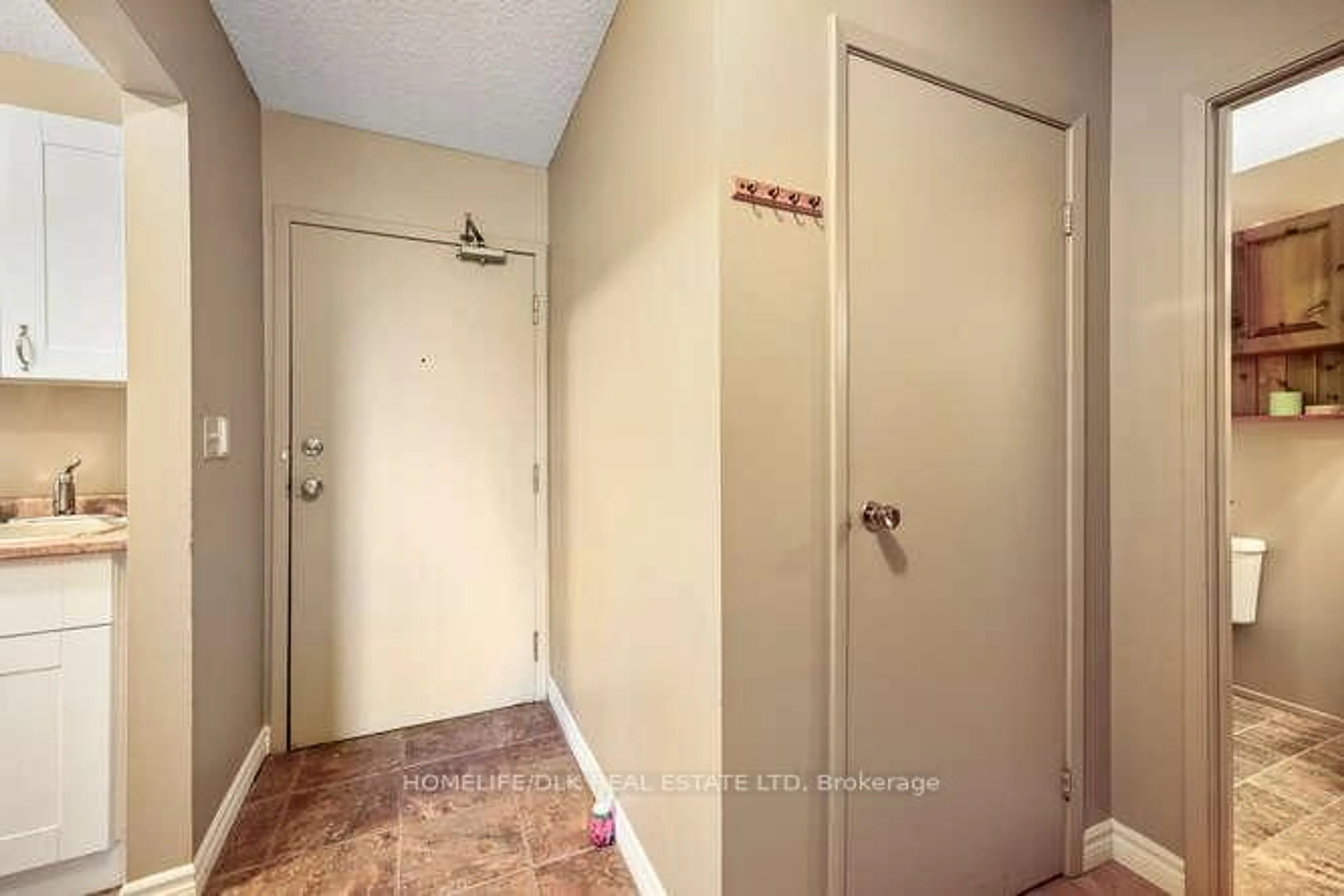 Indoor entryway for 825 Macodrum Dr #16, Brockville Ontario K6V 6P6