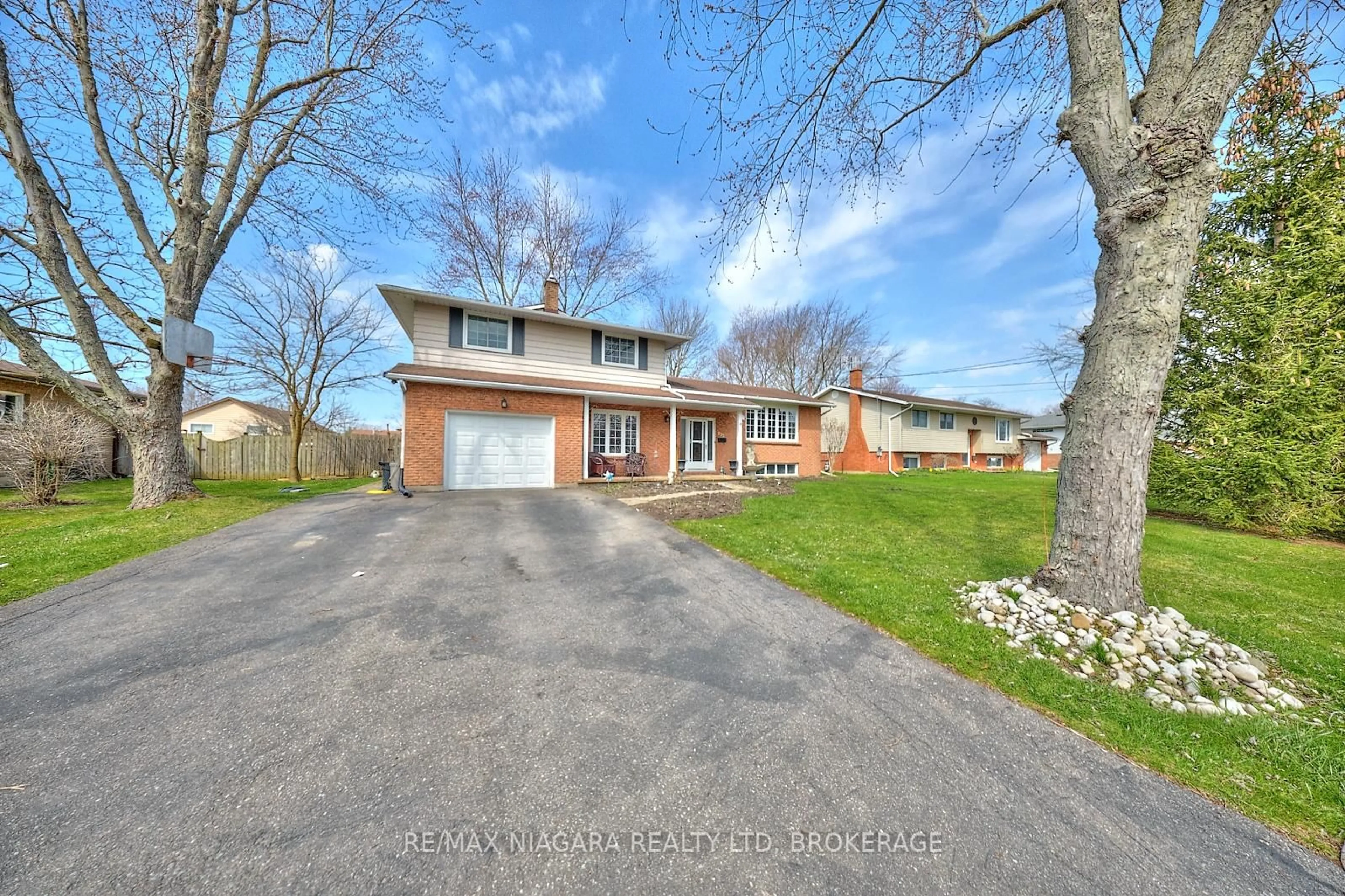A pic from outside/outdoor area/front of a property/back of a property/a pic from drone, street for 953 Grandview Rd, Fort Erie Ontario L2A 5R4