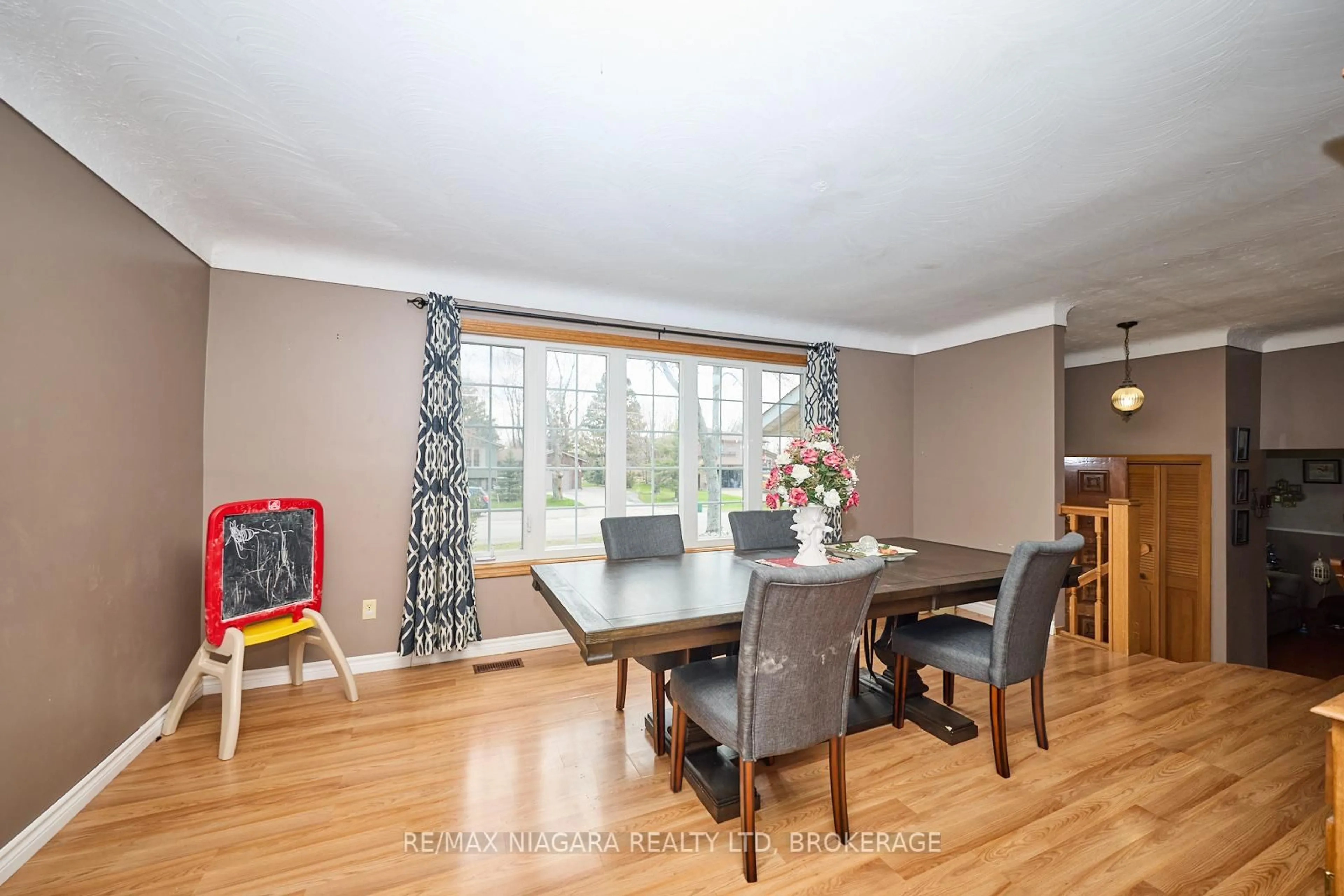 Dining room, wood/laminate floor for 953 Grandview Rd, Fort Erie Ontario L2A 5R4