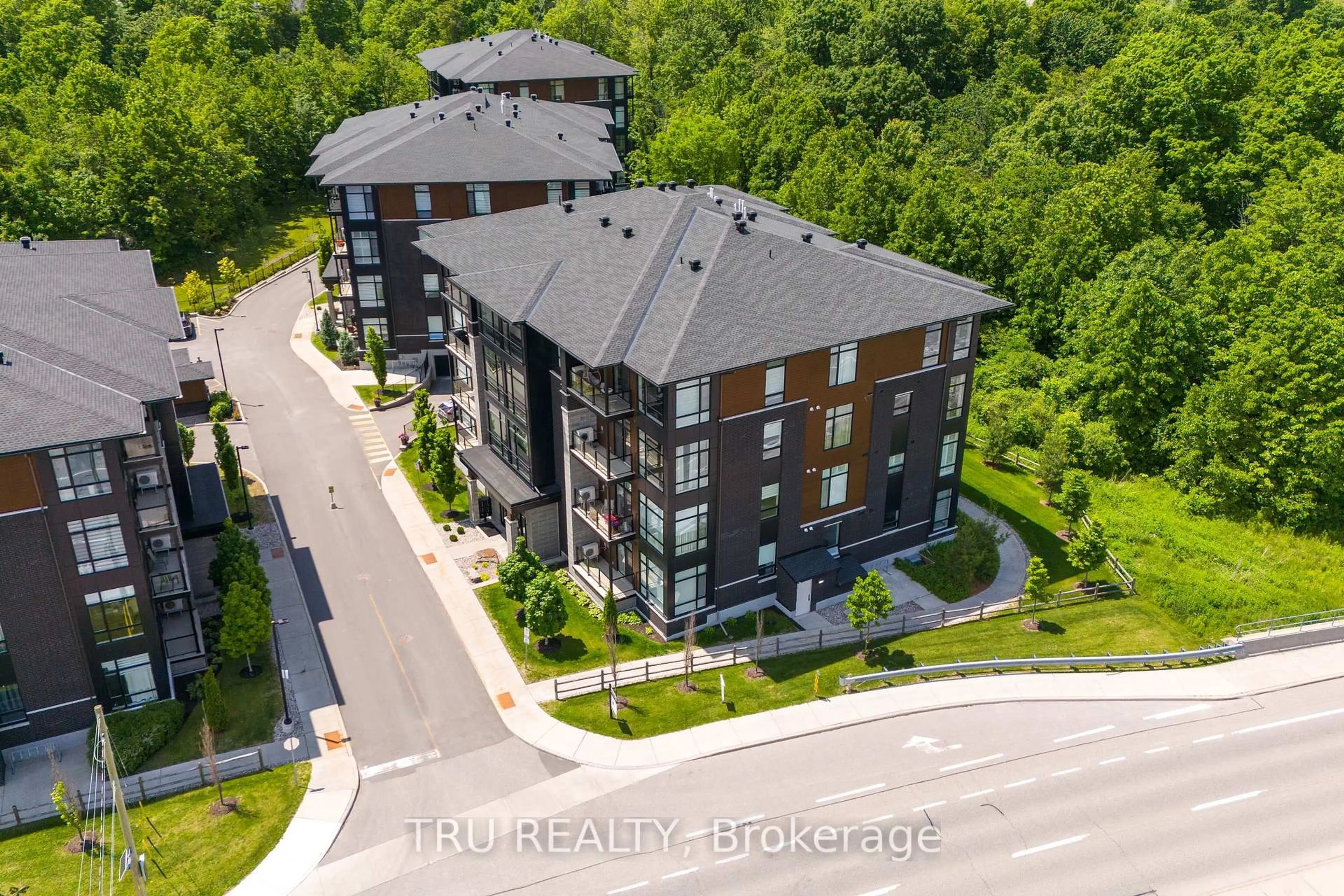 A pic from outside/outdoor area/front of a property/back of a property/a pic from drone, building for 100 CORTILE Private #102, Ottawa Ontario K1V 2S8