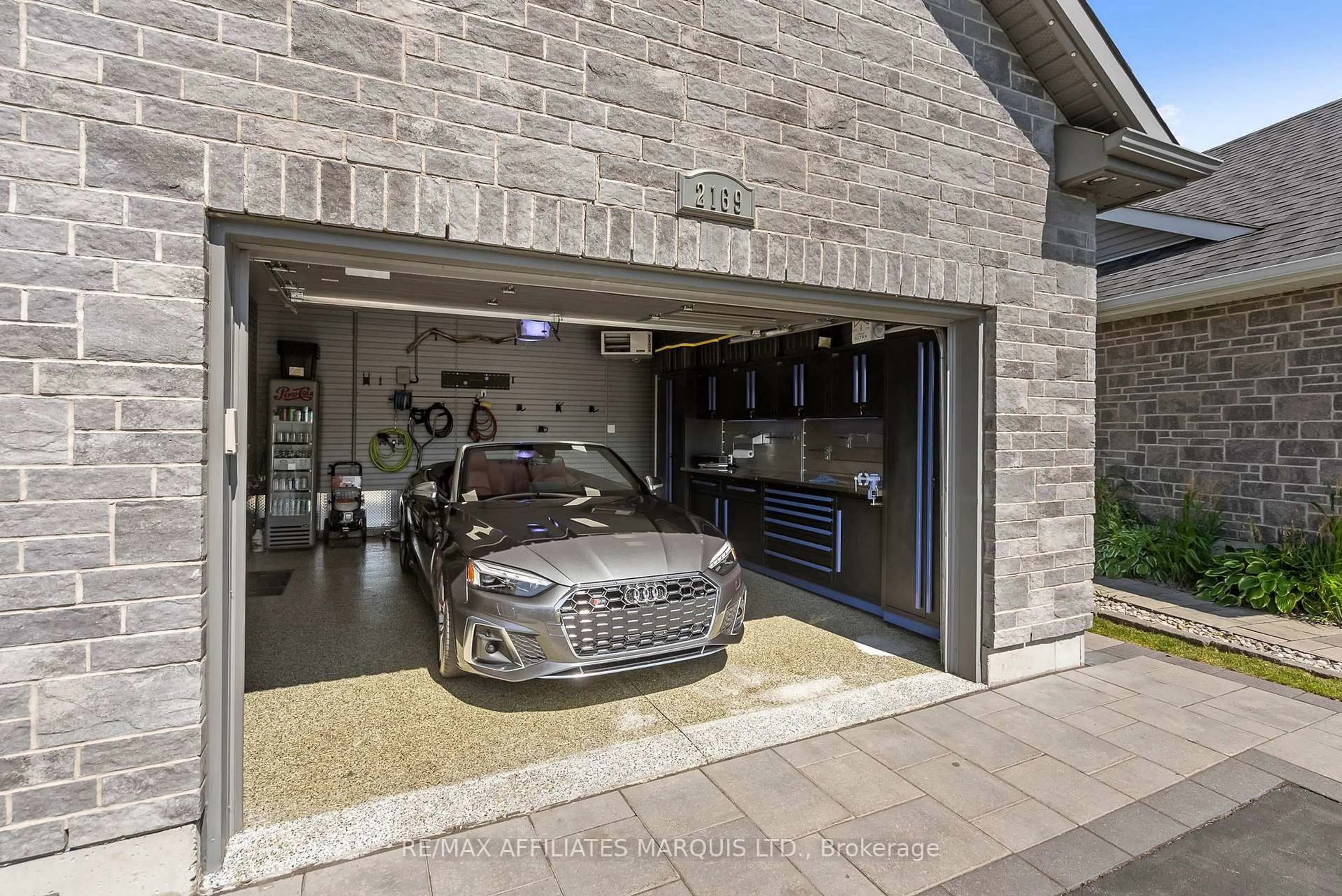 Indoor garage for 2169 Tremblay Ave, Cornwall Ontario K6H 0E2
