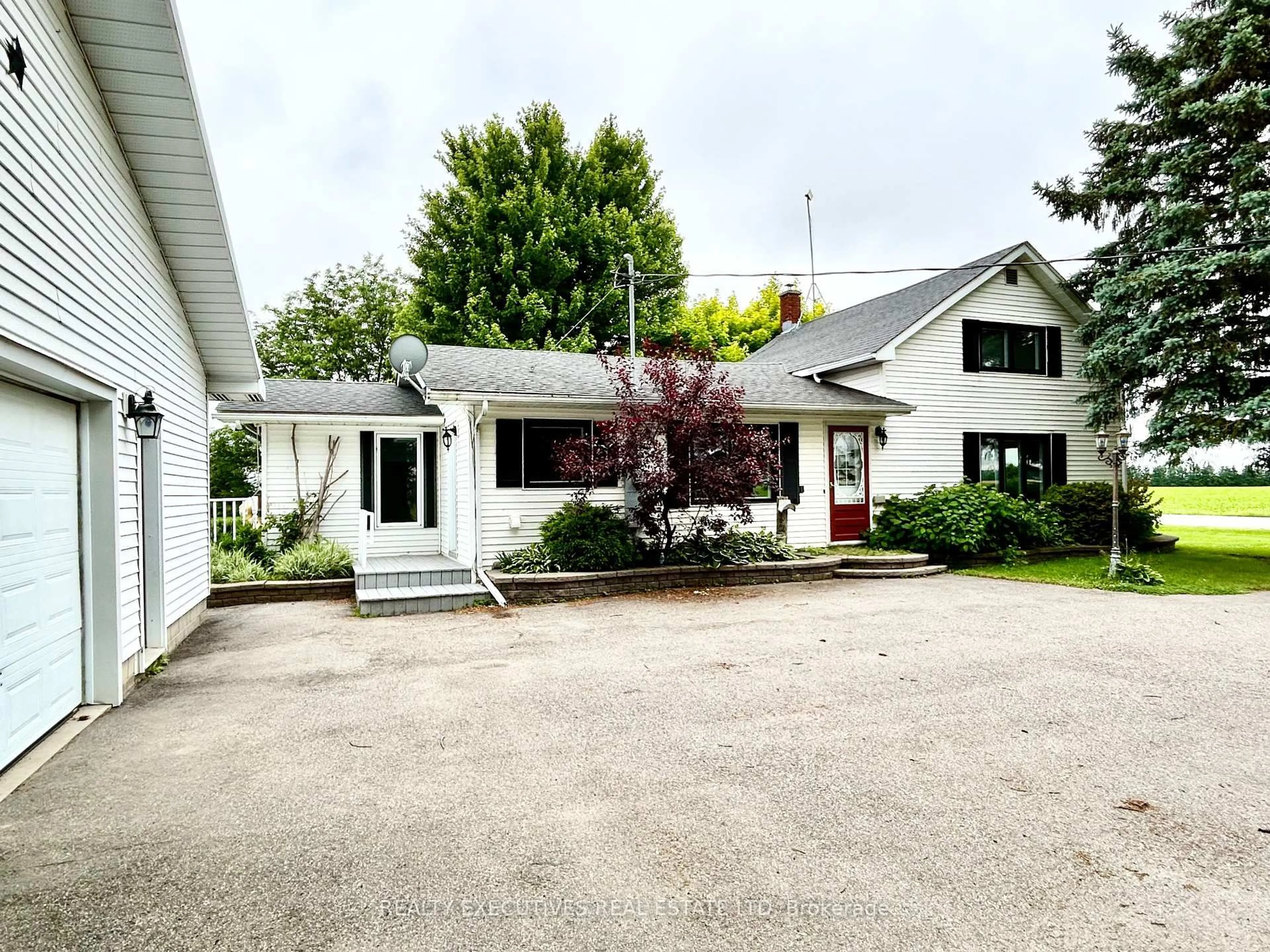 A pic from outside/outdoor area/front of a property/back of a property/a pic from drone, unknown for 11908 Toyeshill Rd, South Dundas Ontario K0C 2H0