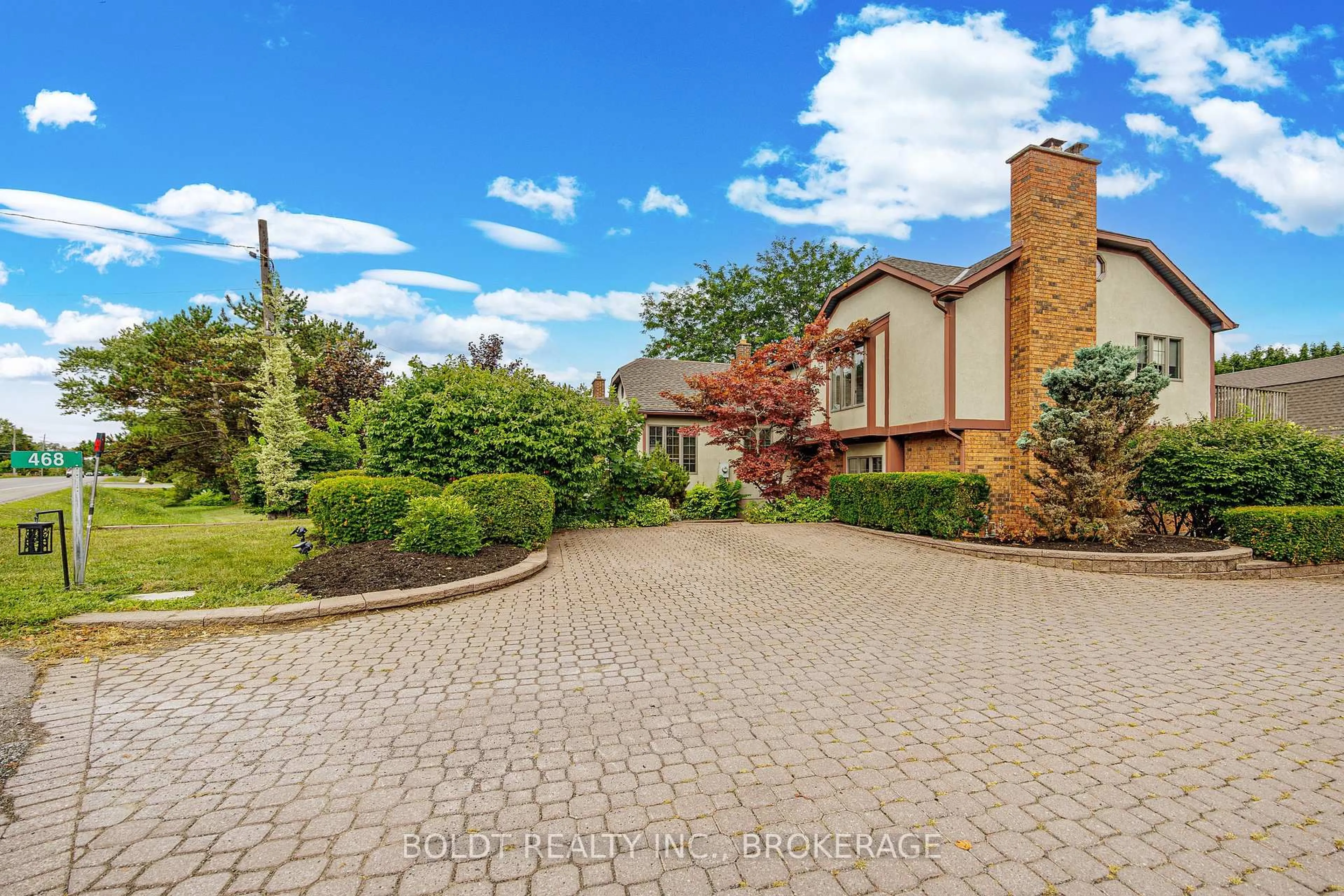 A pic from outside/outdoor area/front of a property/back of a property/a pic from drone, street for 468 Lakeshore Rd, Niagara-on-the-Lake Ontario L0S 1J0