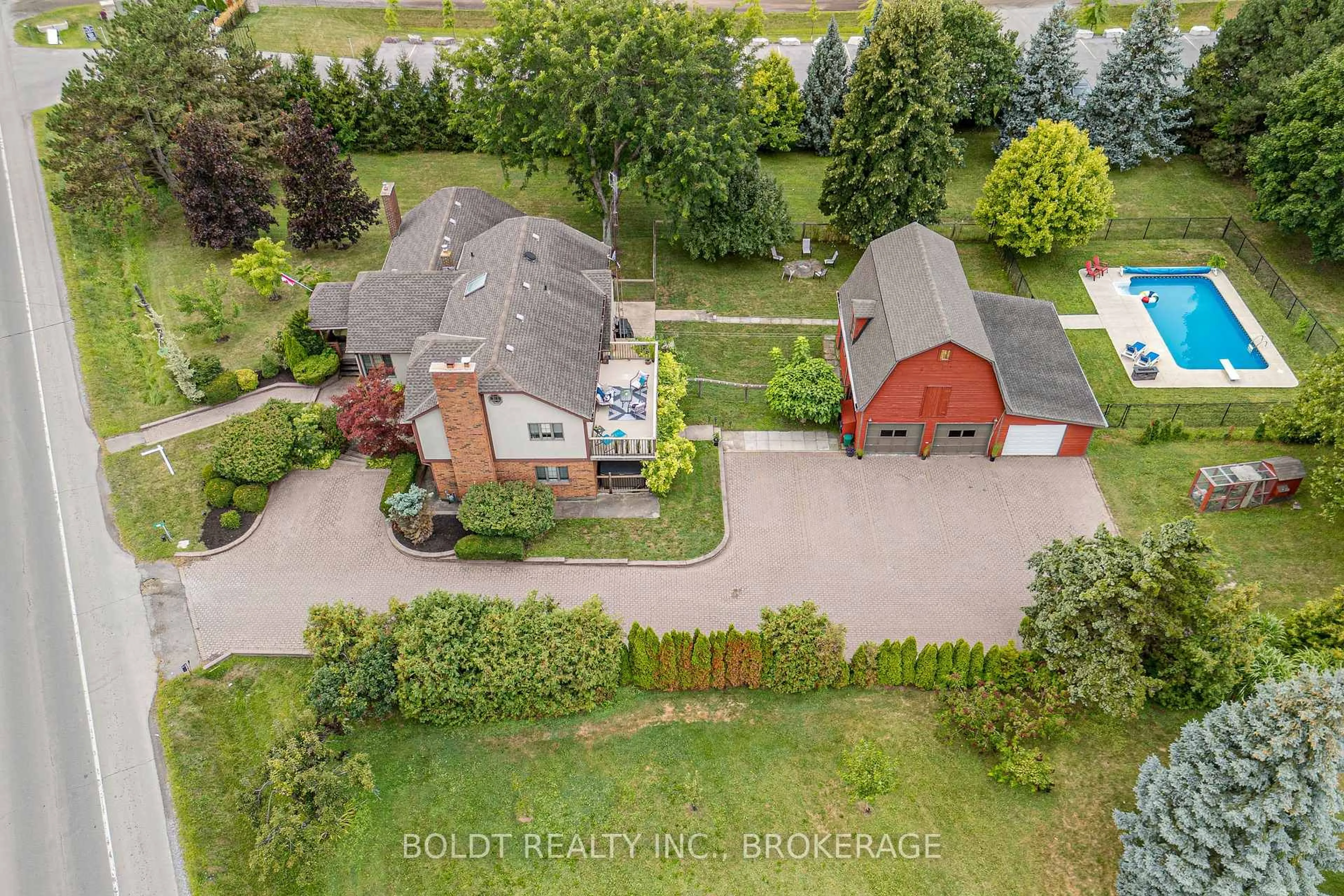 A pic from outside/outdoor area/front of a property/back of a property/a pic from drone, street for 468 Lakeshore Rd, Niagara-on-the-Lake Ontario L0S 1J0