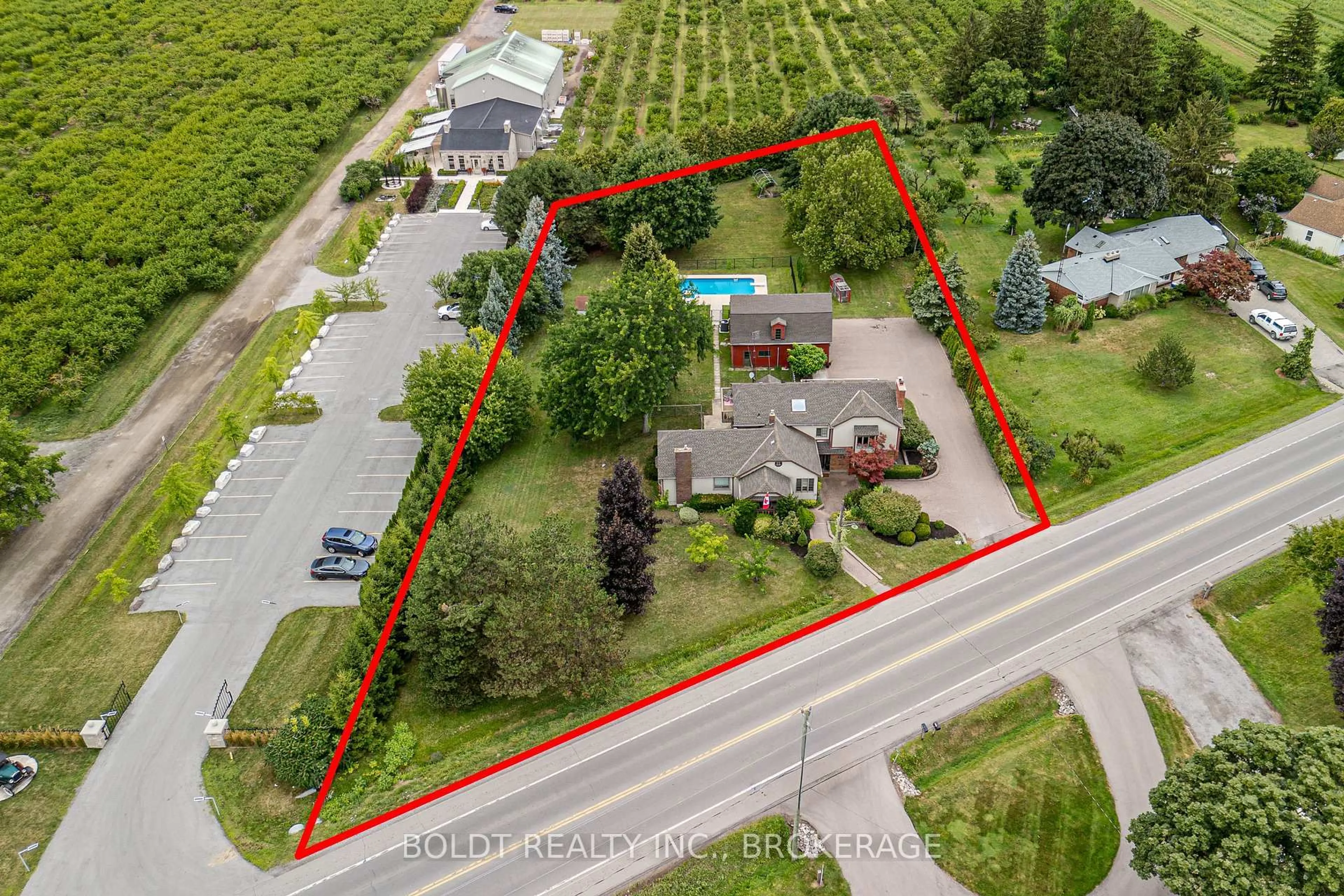 A pic from outside/outdoor area/front of a property/back of a property/a pic from drone, street for 468 Lakeshore Rd, Niagara-on-the-Lake Ontario L0S 1J0
