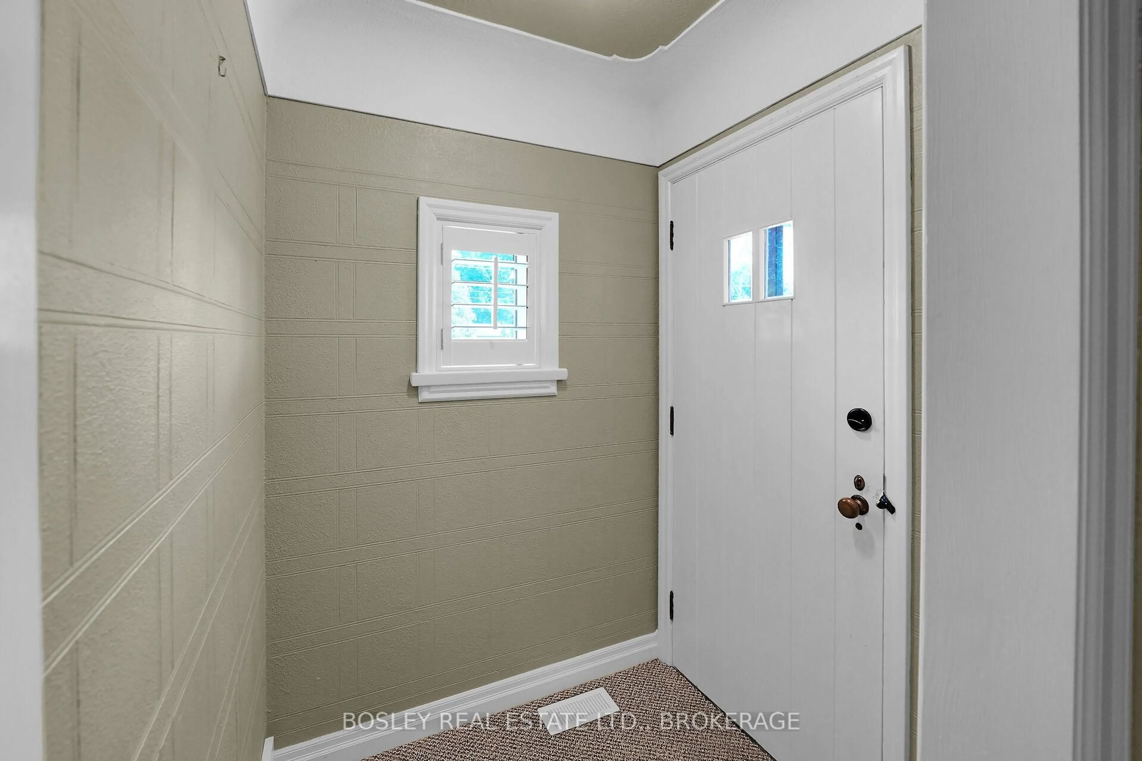 Indoor entryway for 6616 Riall St, Niagara Falls Ontario L2J 1Z6