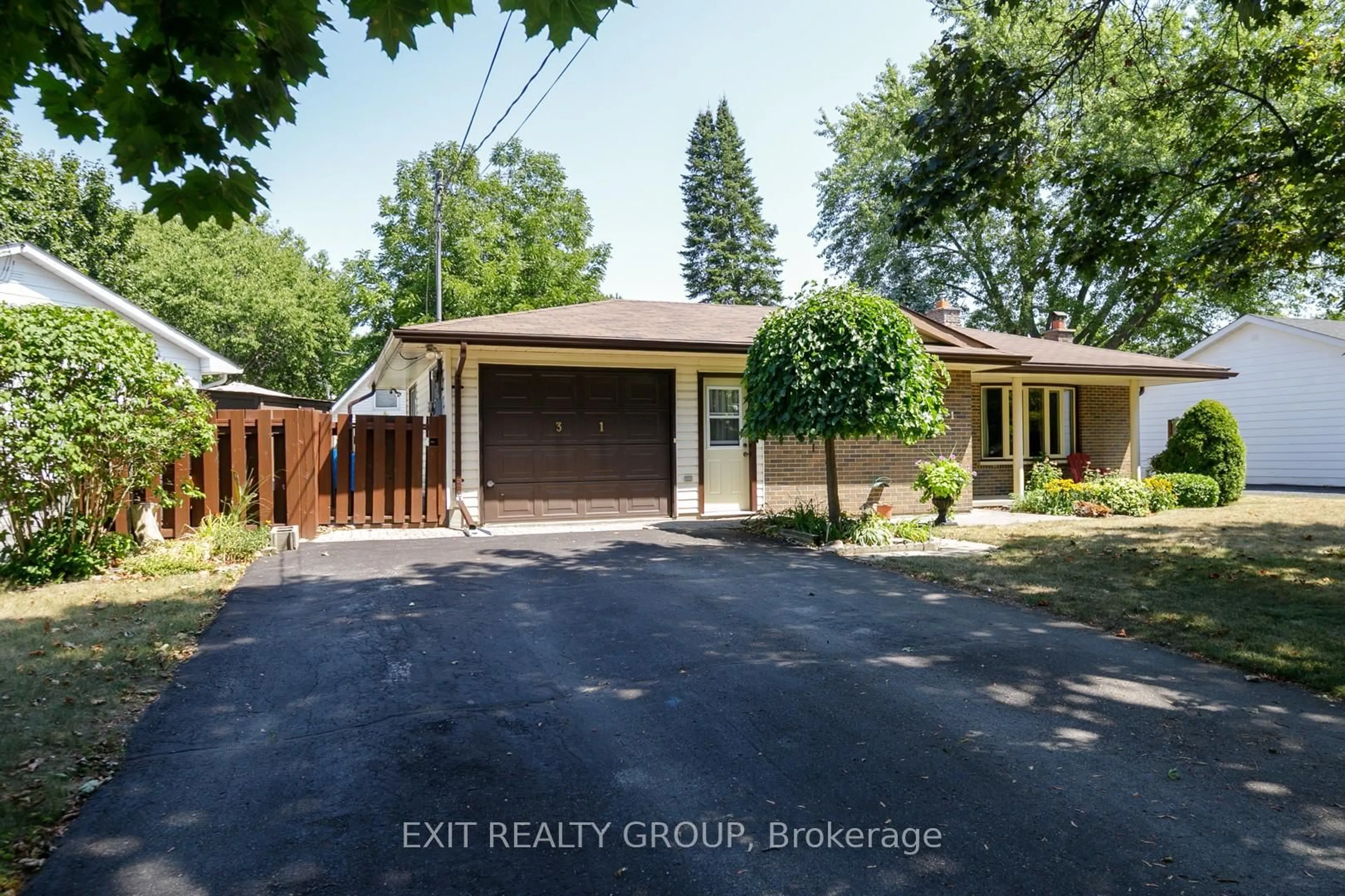 A pic from outside/outdoor area/front of a property/back of a property/a pic from drone, street for 31 Lexington Cres, Belleville Ontario K8P 4L2